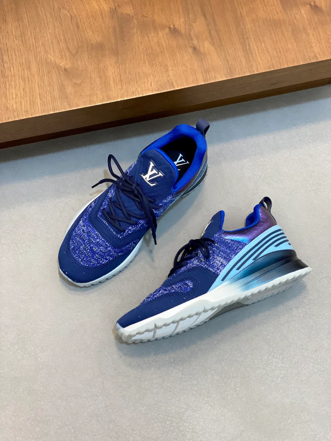 Men's Sneakers LOUIS VUITTON 18078937