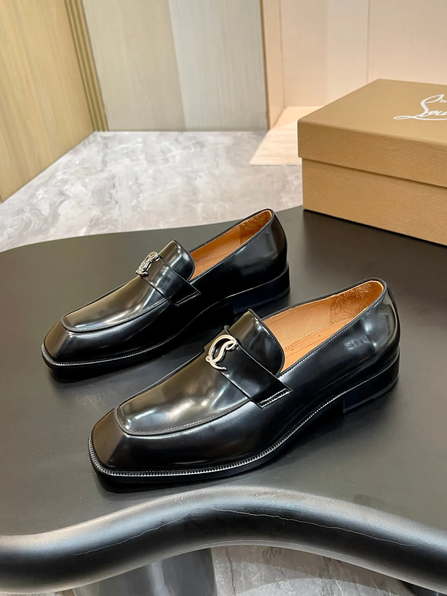 Men's Loafers And Dress Shoes CHRISTIAN LOUBOUTIN 18119112