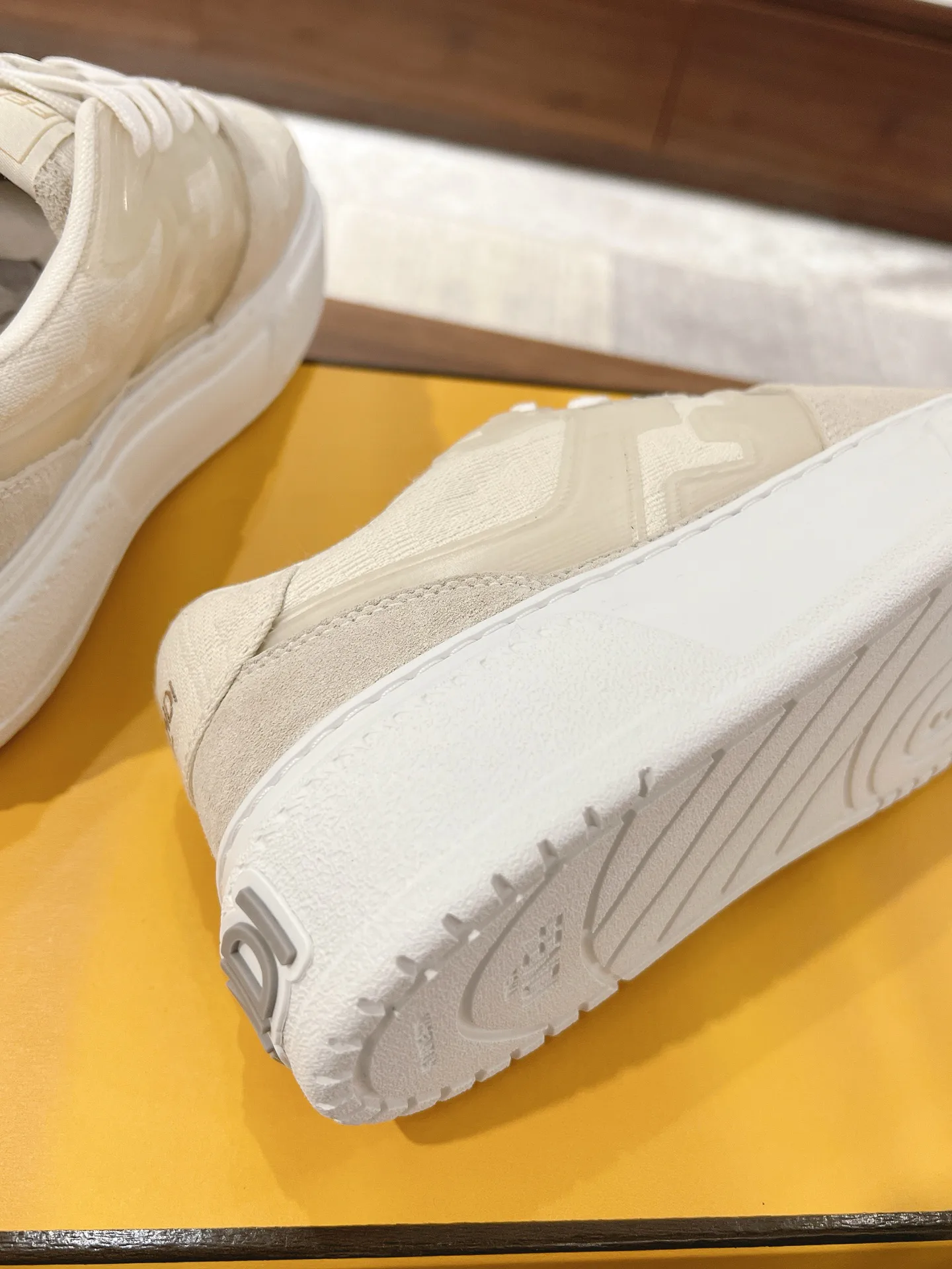 Women's Sneakers FENDI 18219637