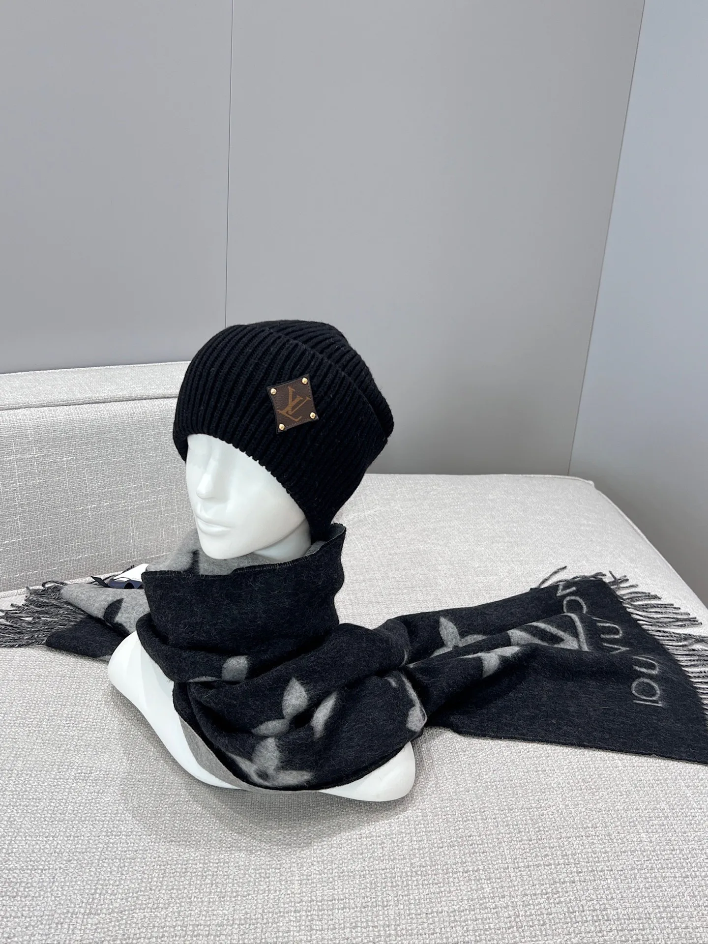 Scarves LOUIS VUITTON 18210427