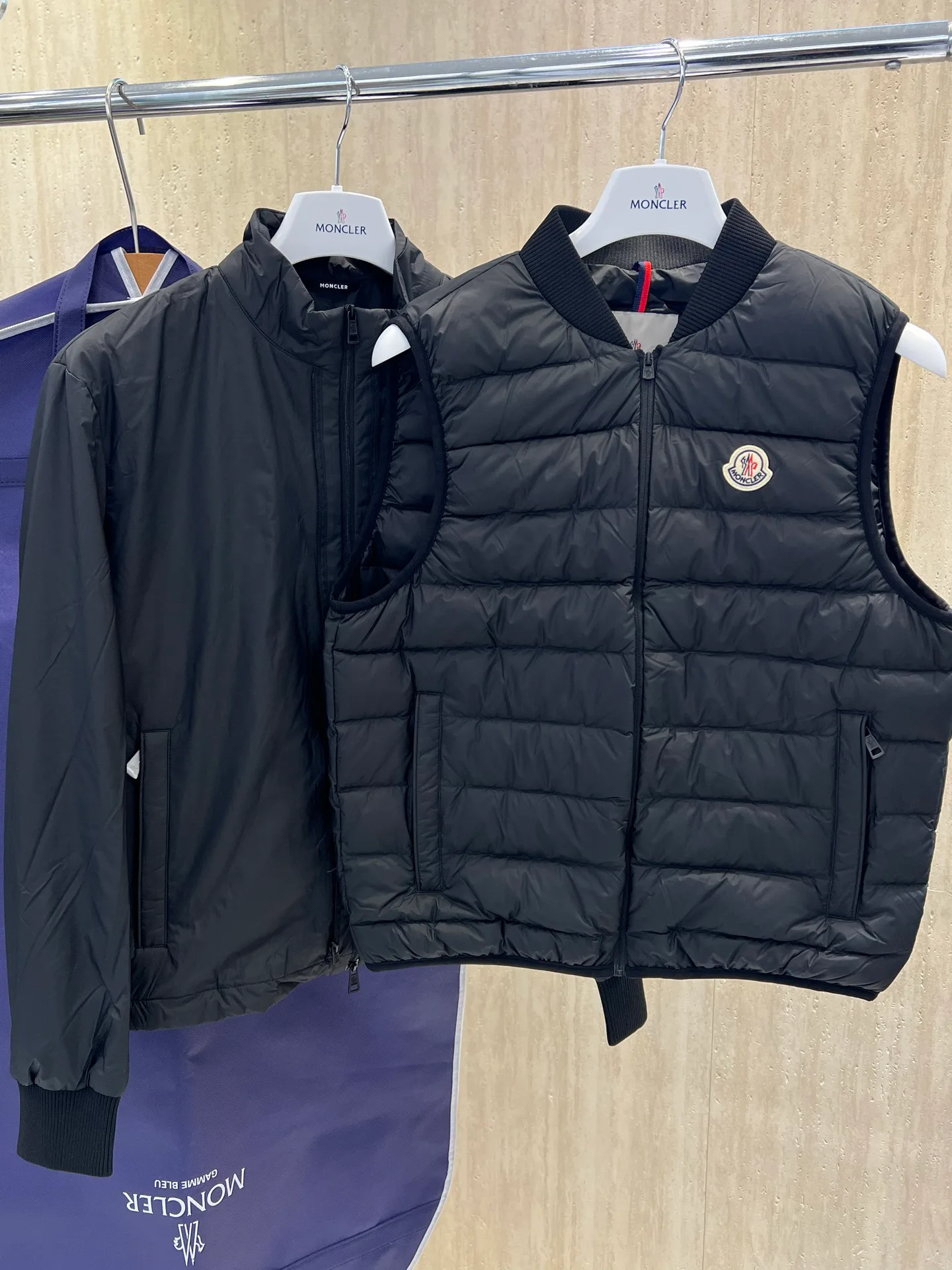 Women's Jackets And Down Jackets MONCLER 18264467