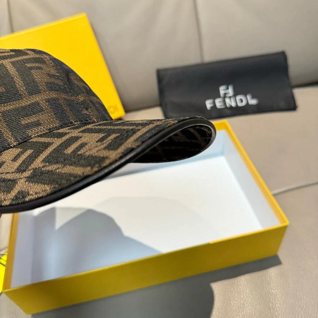 Hats FENDI 18105227