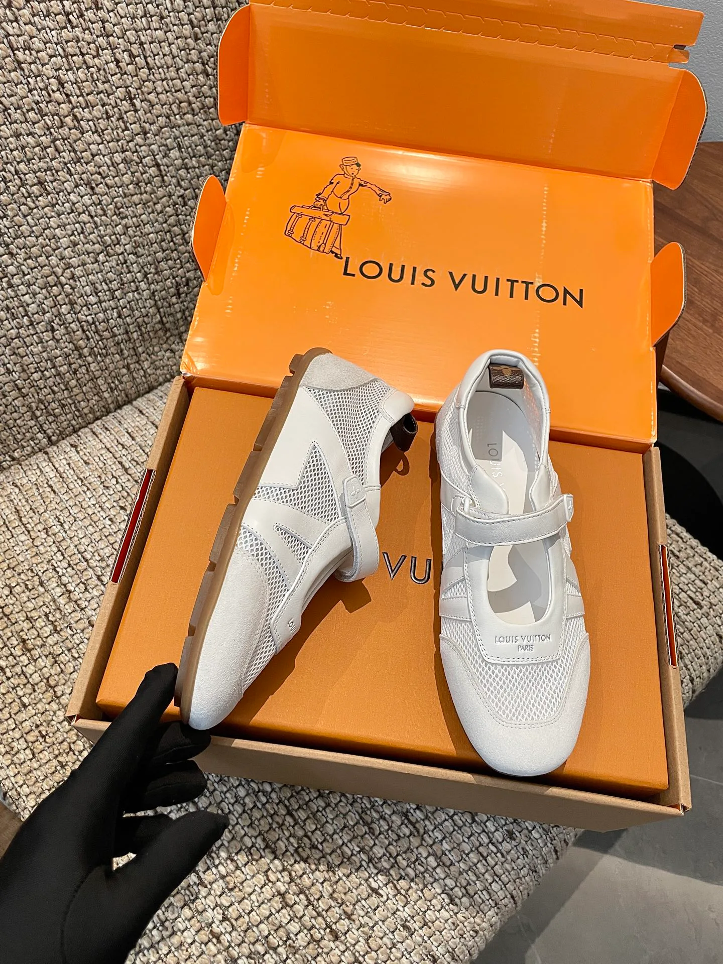 Women's Sneakers LOUIS VUITTON 18209169
