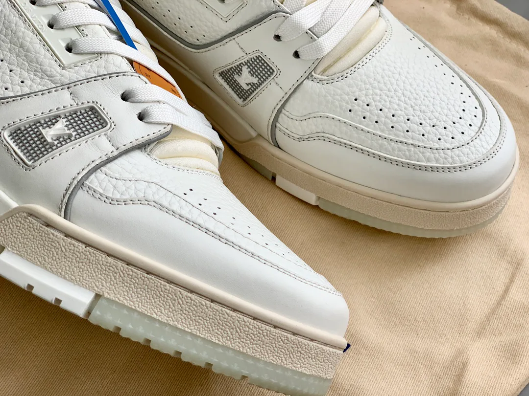 Women's Sneakers LOUIS VUITTON 18014139