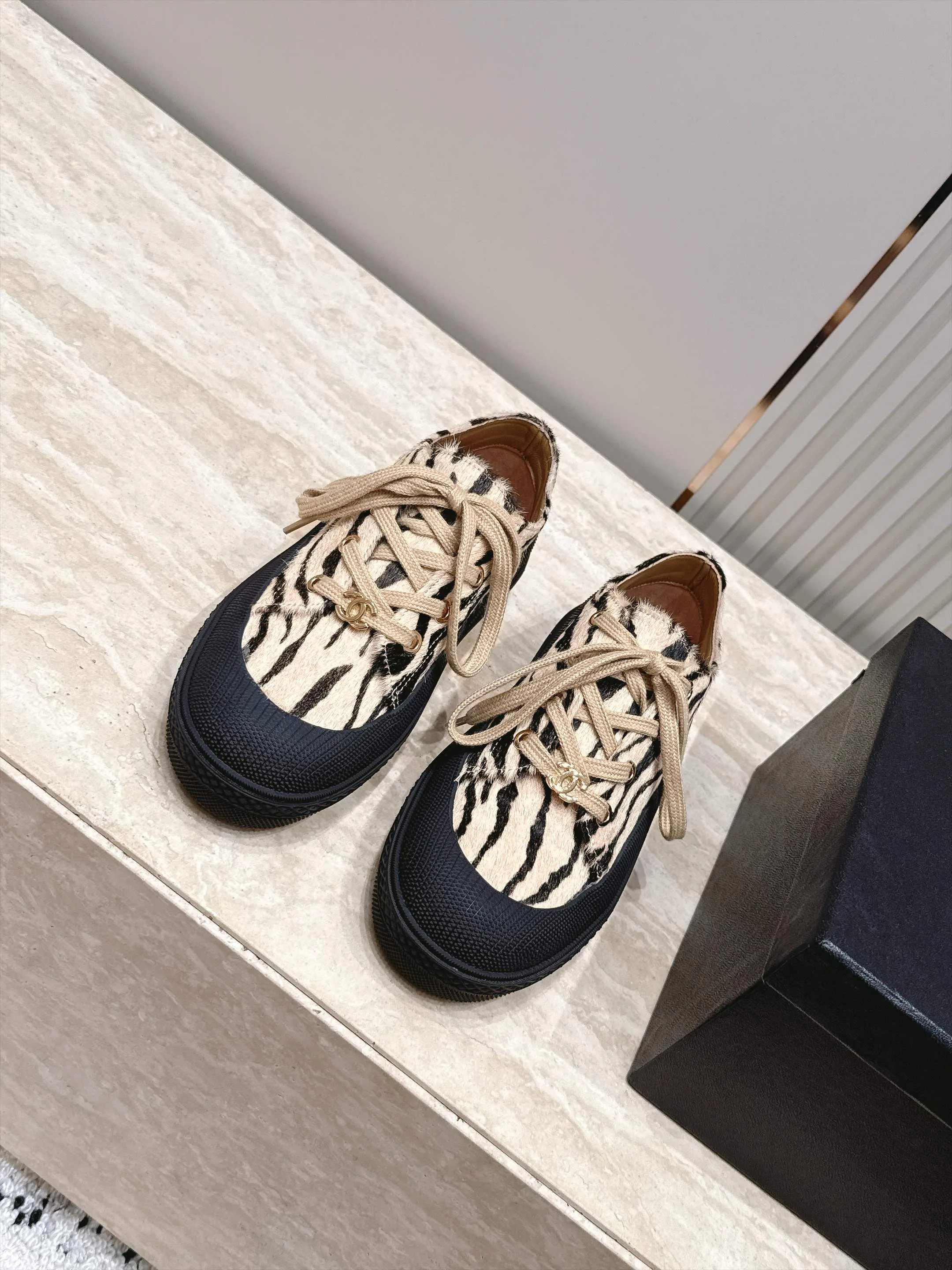 Women's Sneakers CHANEL 18025276