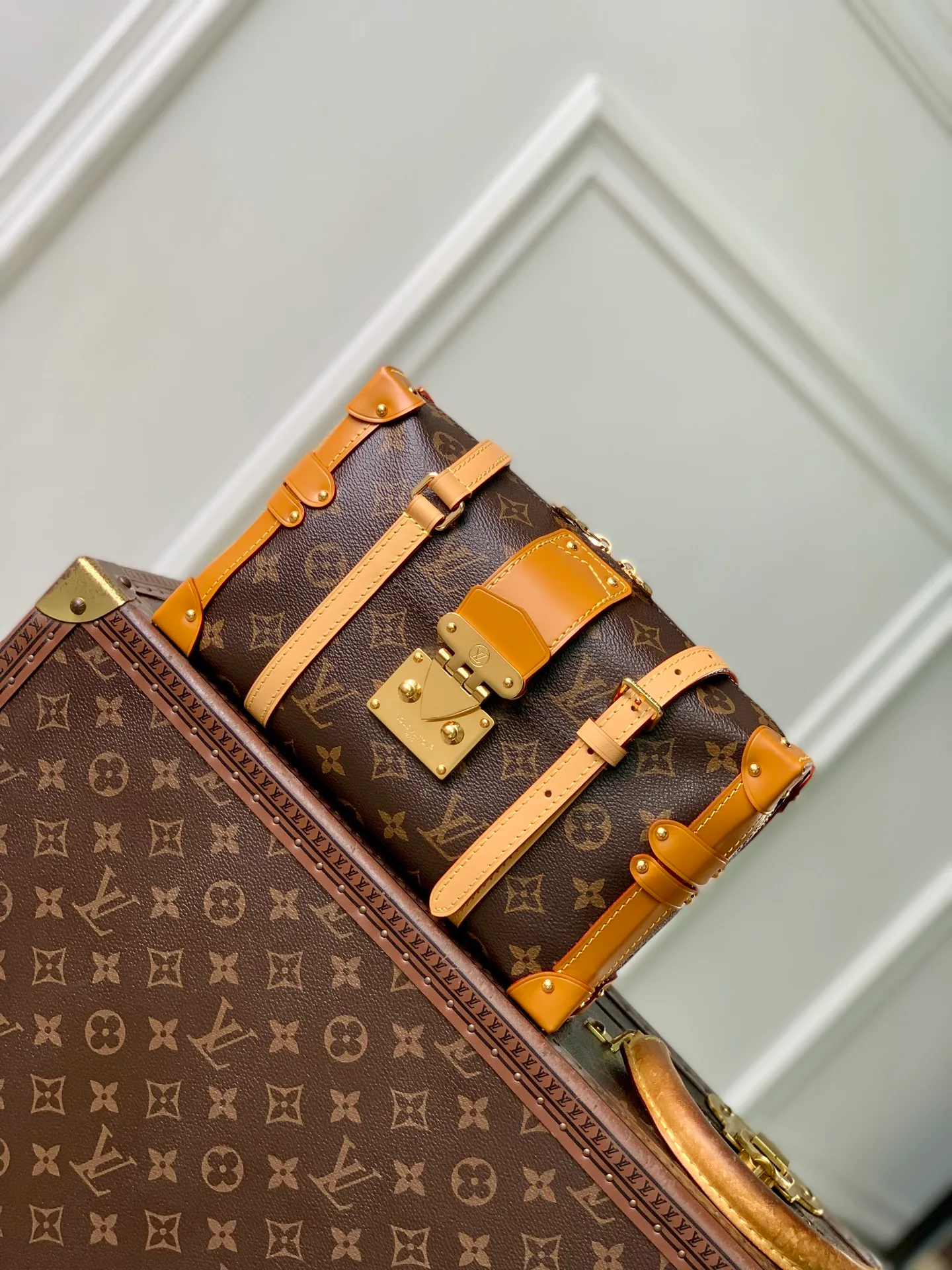 Women's Classic Handbags LOUIS VUITTON 18147462
