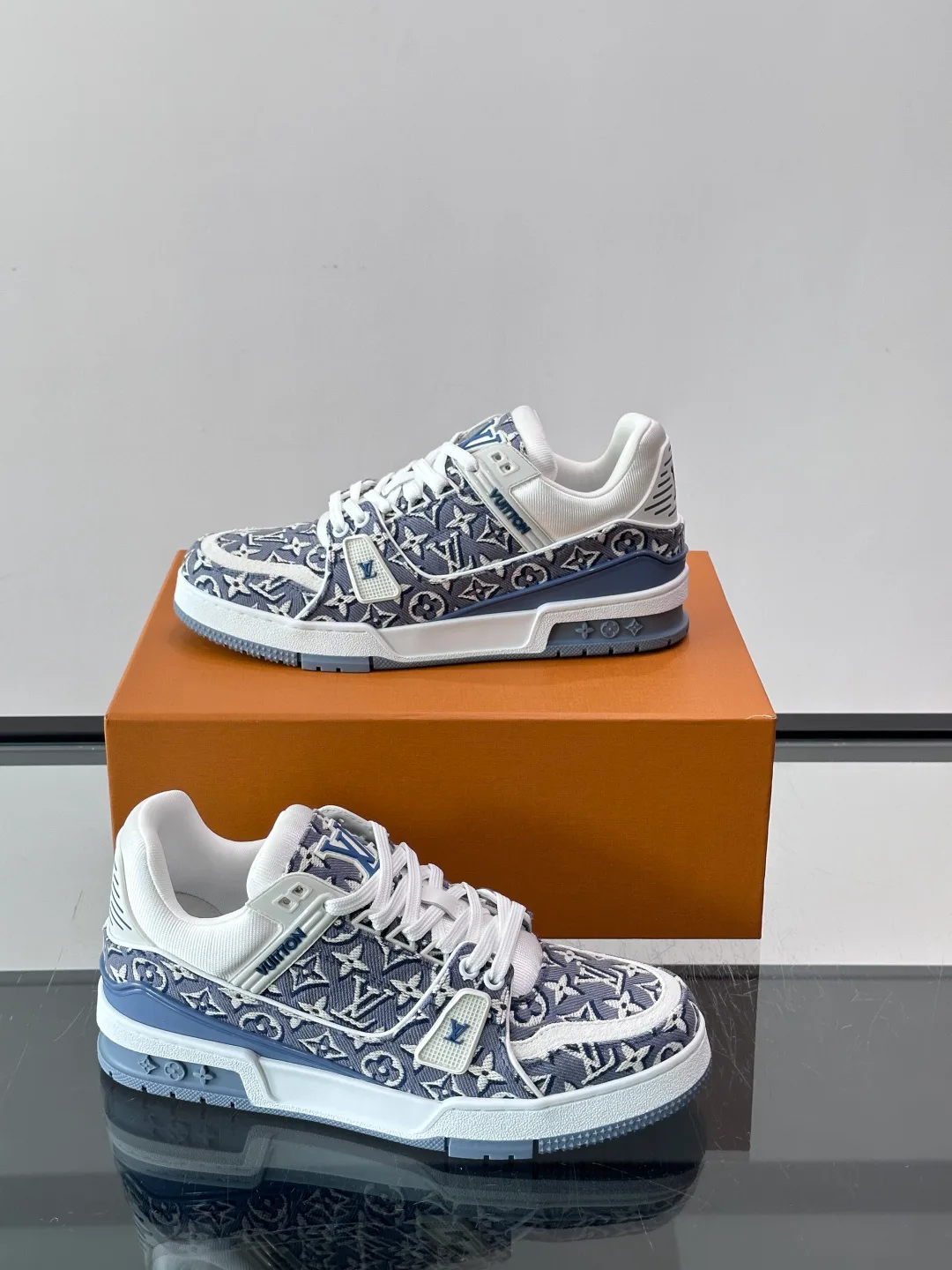 Women's Sneakers LOUIS VUITTON 18039738