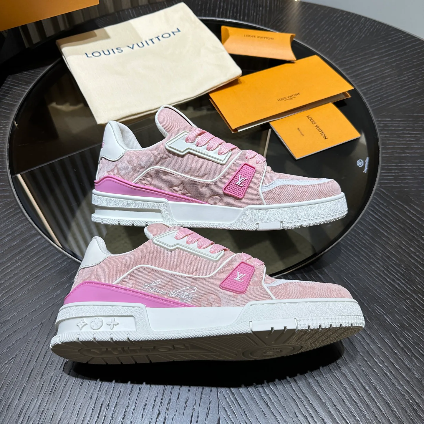 Women's Sneakers LOUIS VUITTON 18192509