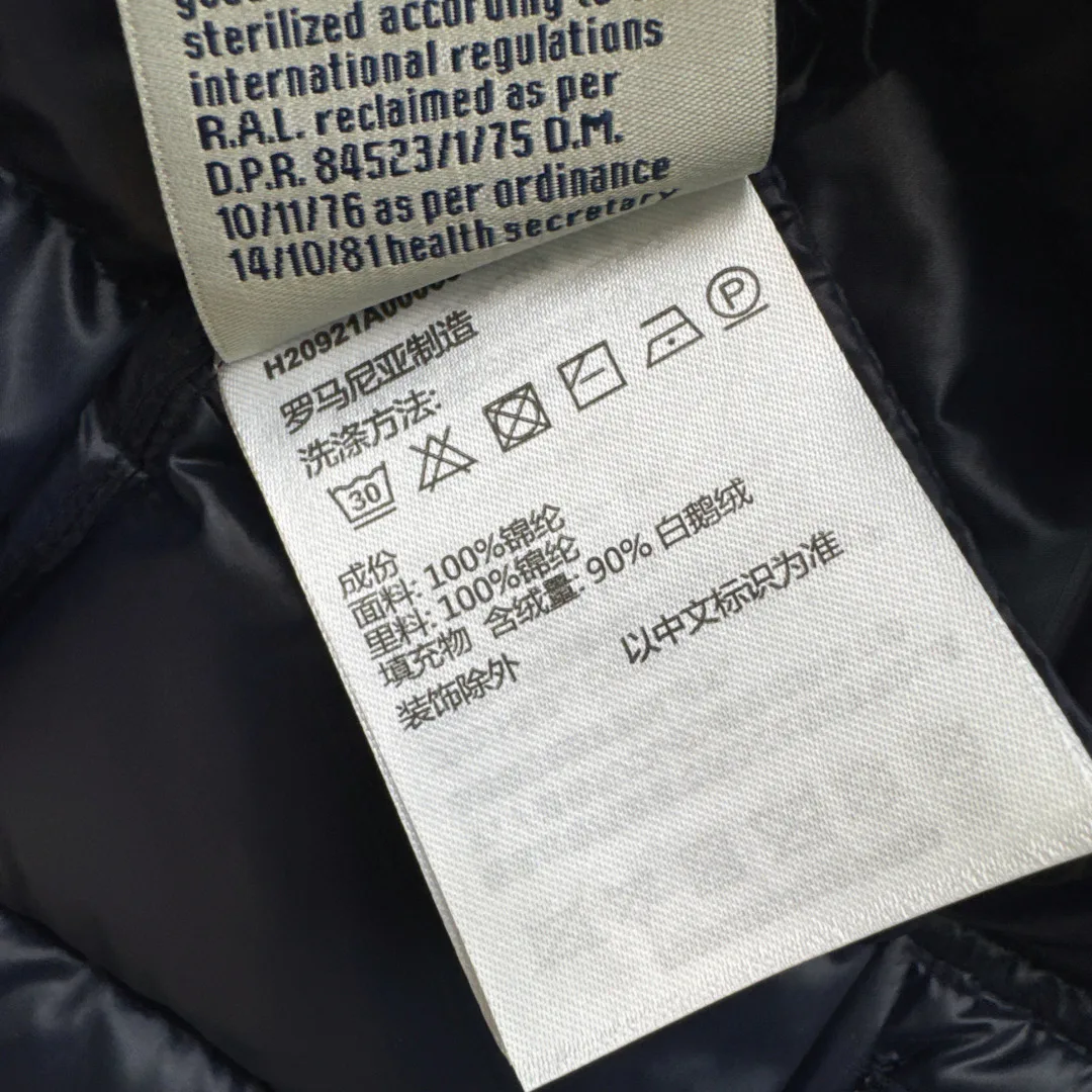 Women's Jackets And Down Jackets MONCLER 18450479