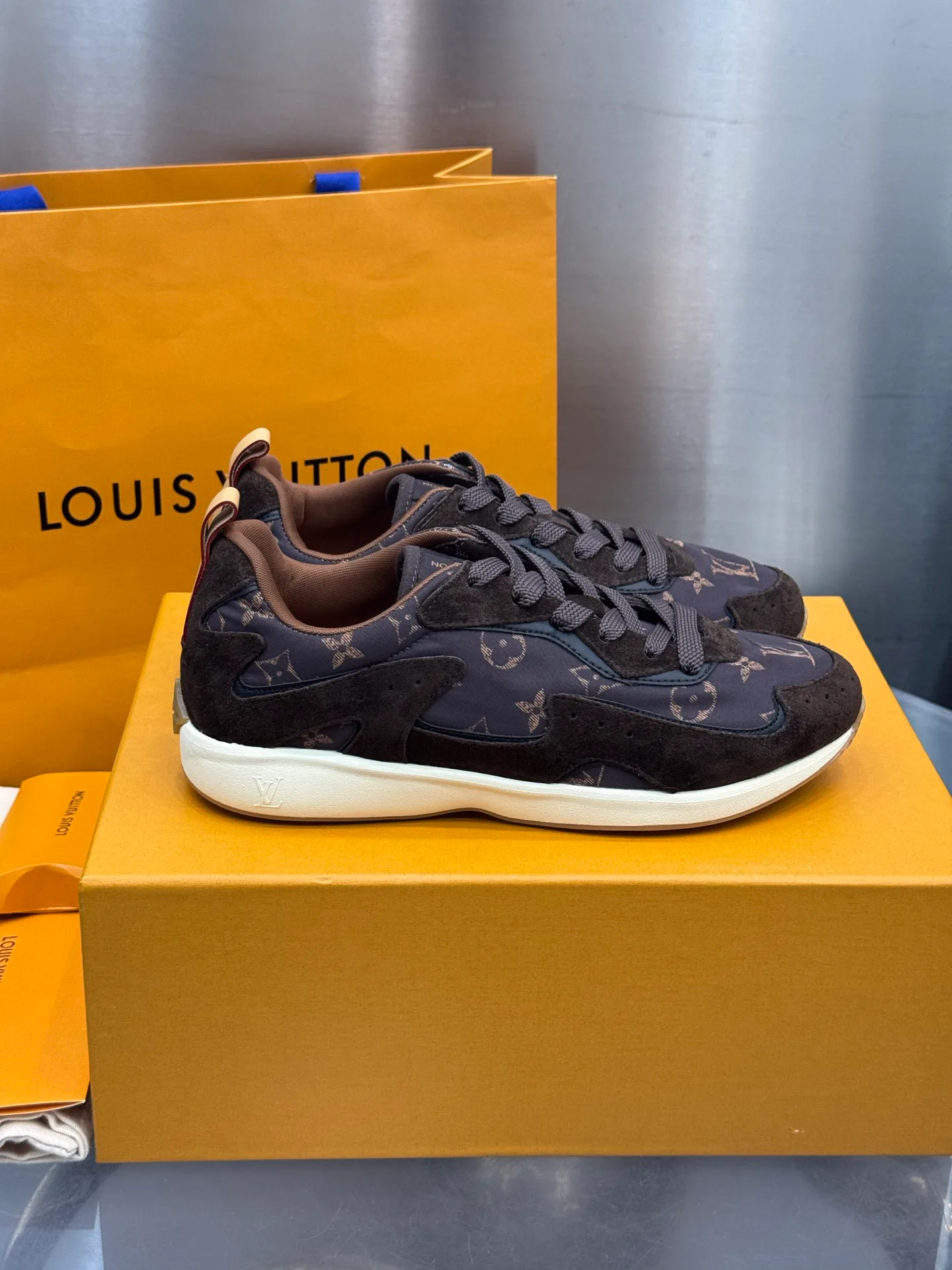 Men's Sneakers LOUIS VUITTON 18202640