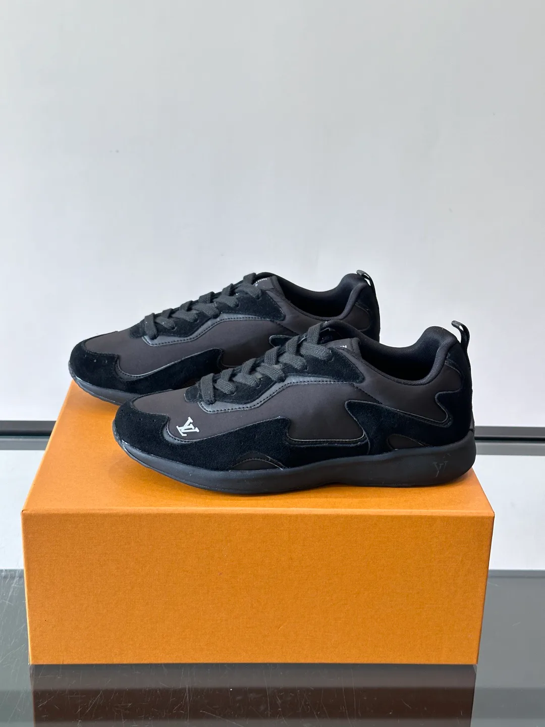 Men's Sneakers LOUIS VUITTON 17869451