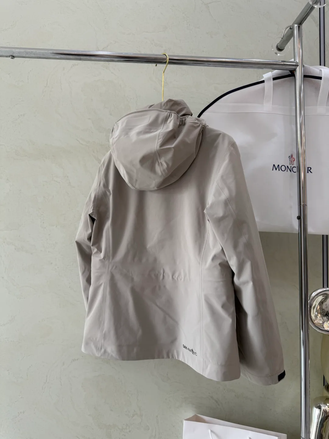 Women's Jackets And Down Jackets MONCLER 18043546