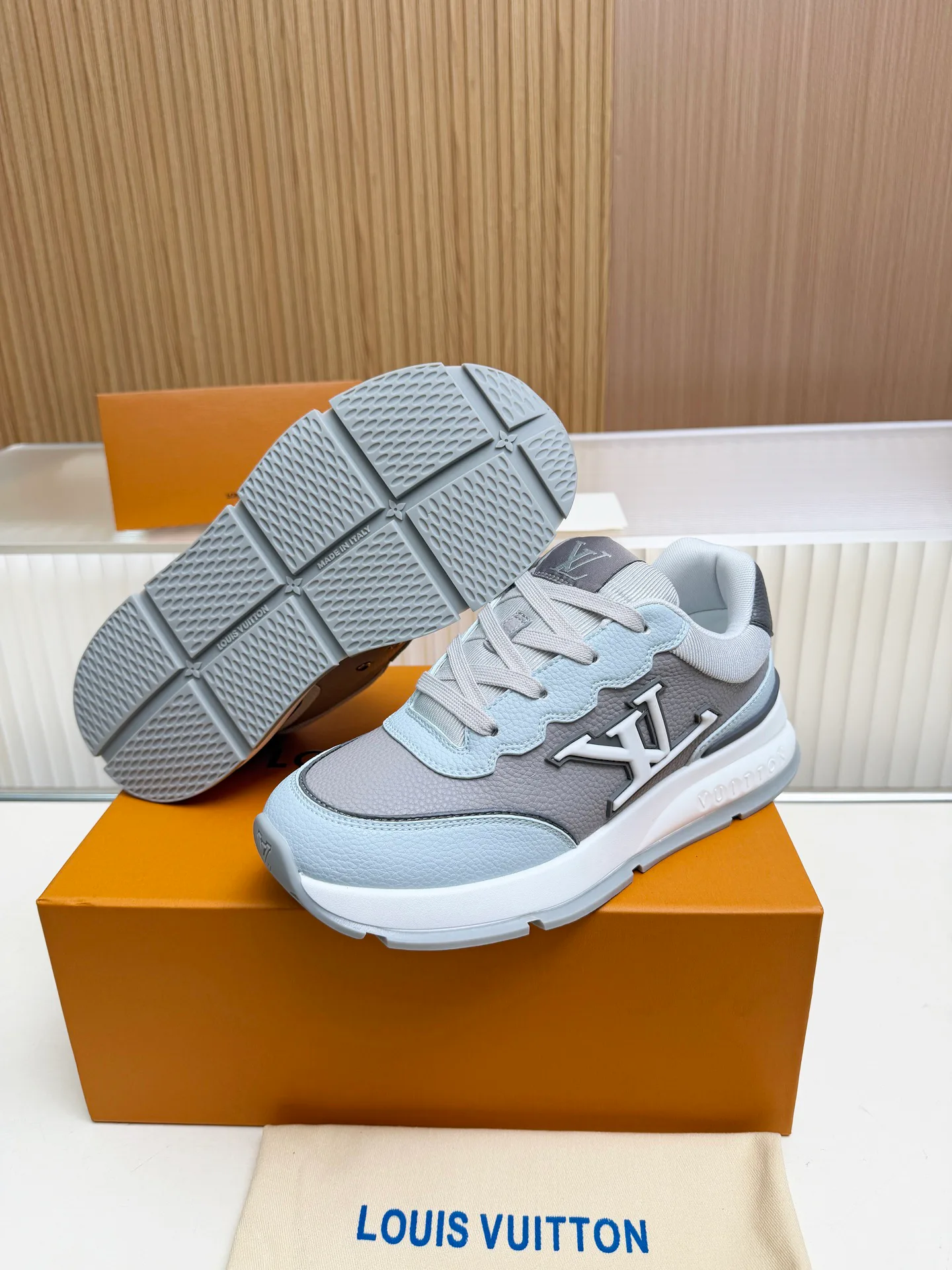 Women's Sneakers LOUIS VUITTON 18212257