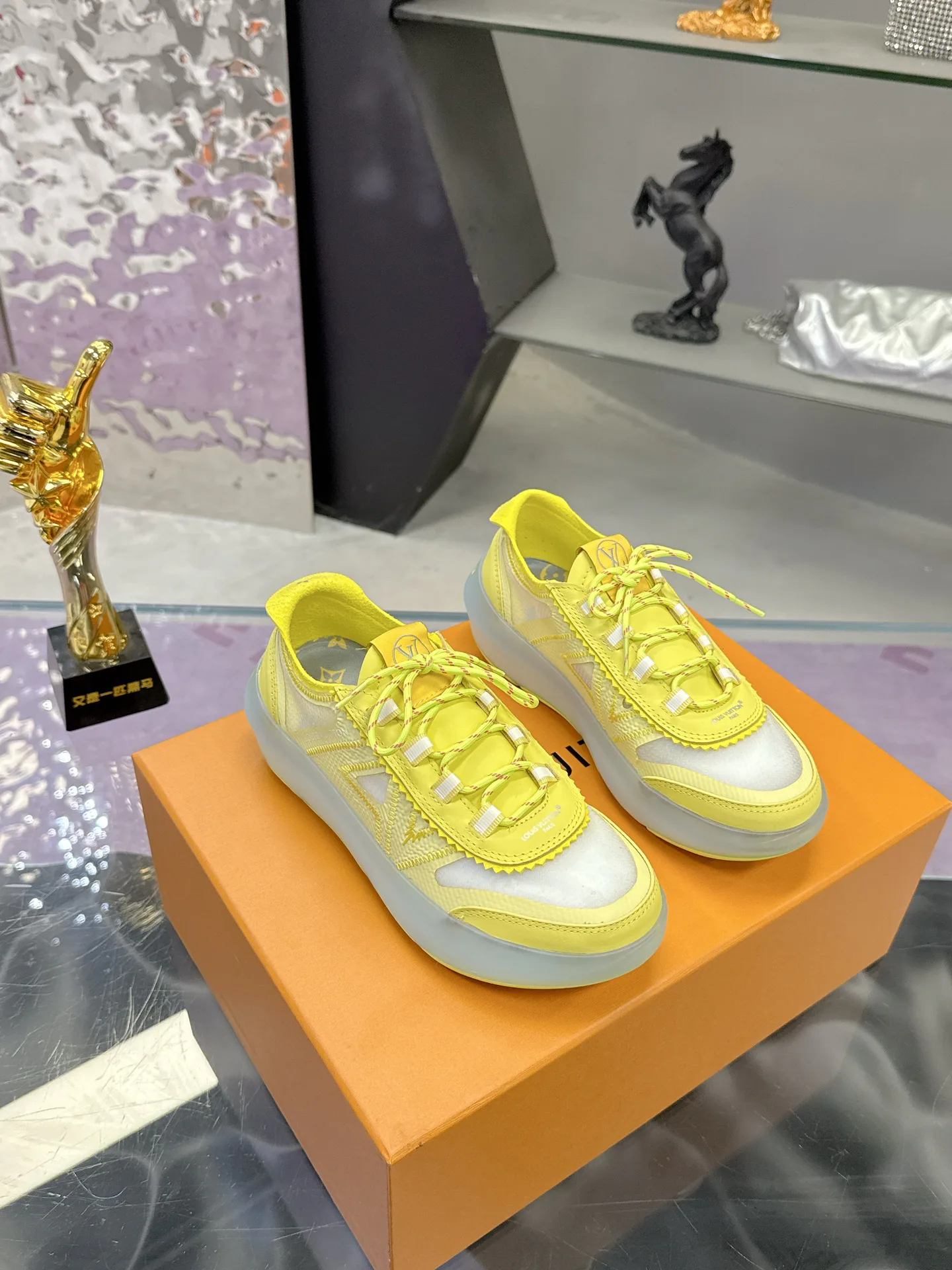 Women's Sneakers LOUIS VUITTON 17368530