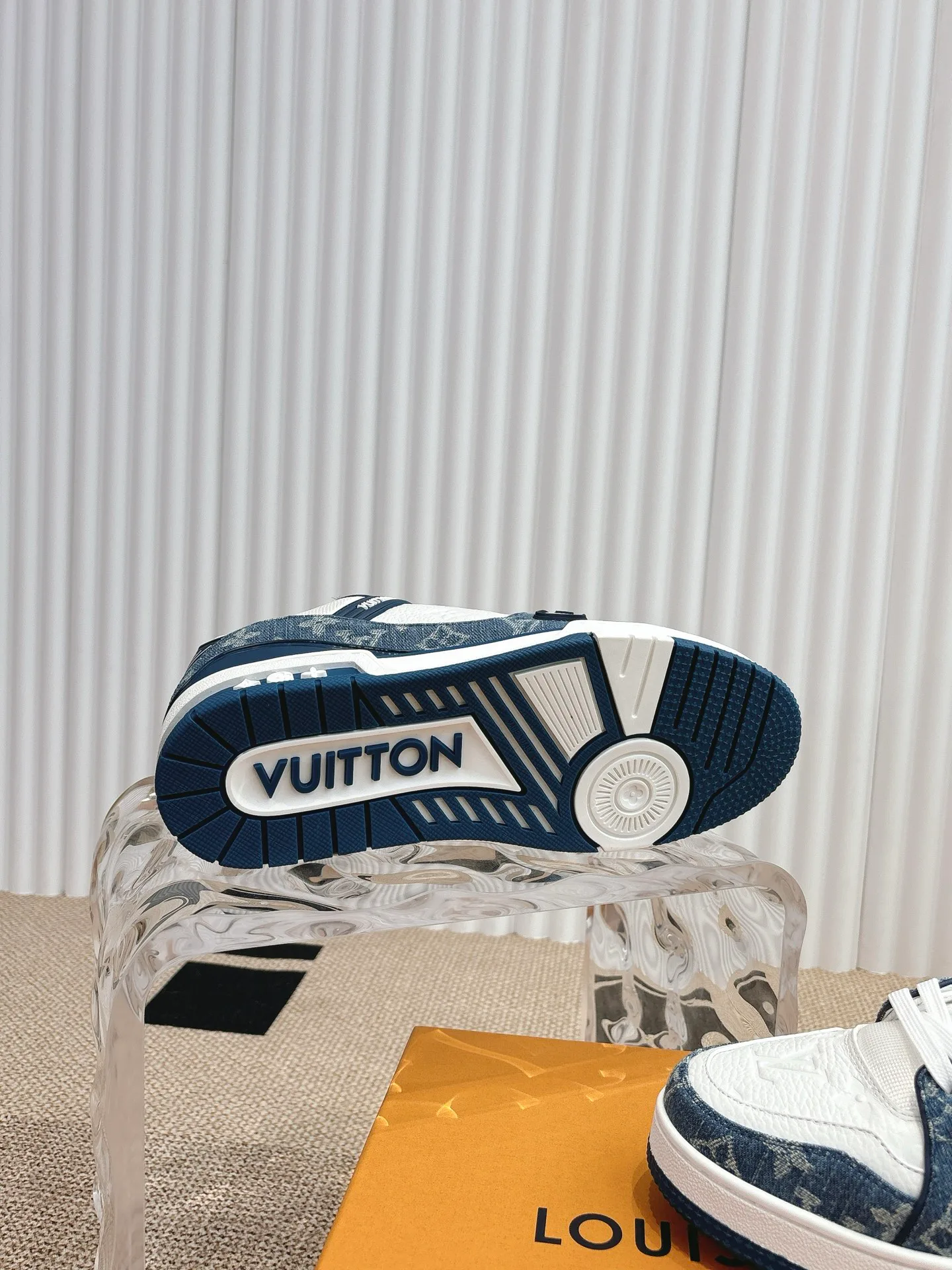 Women's Sneakers LOUIS VUITTON 18324774