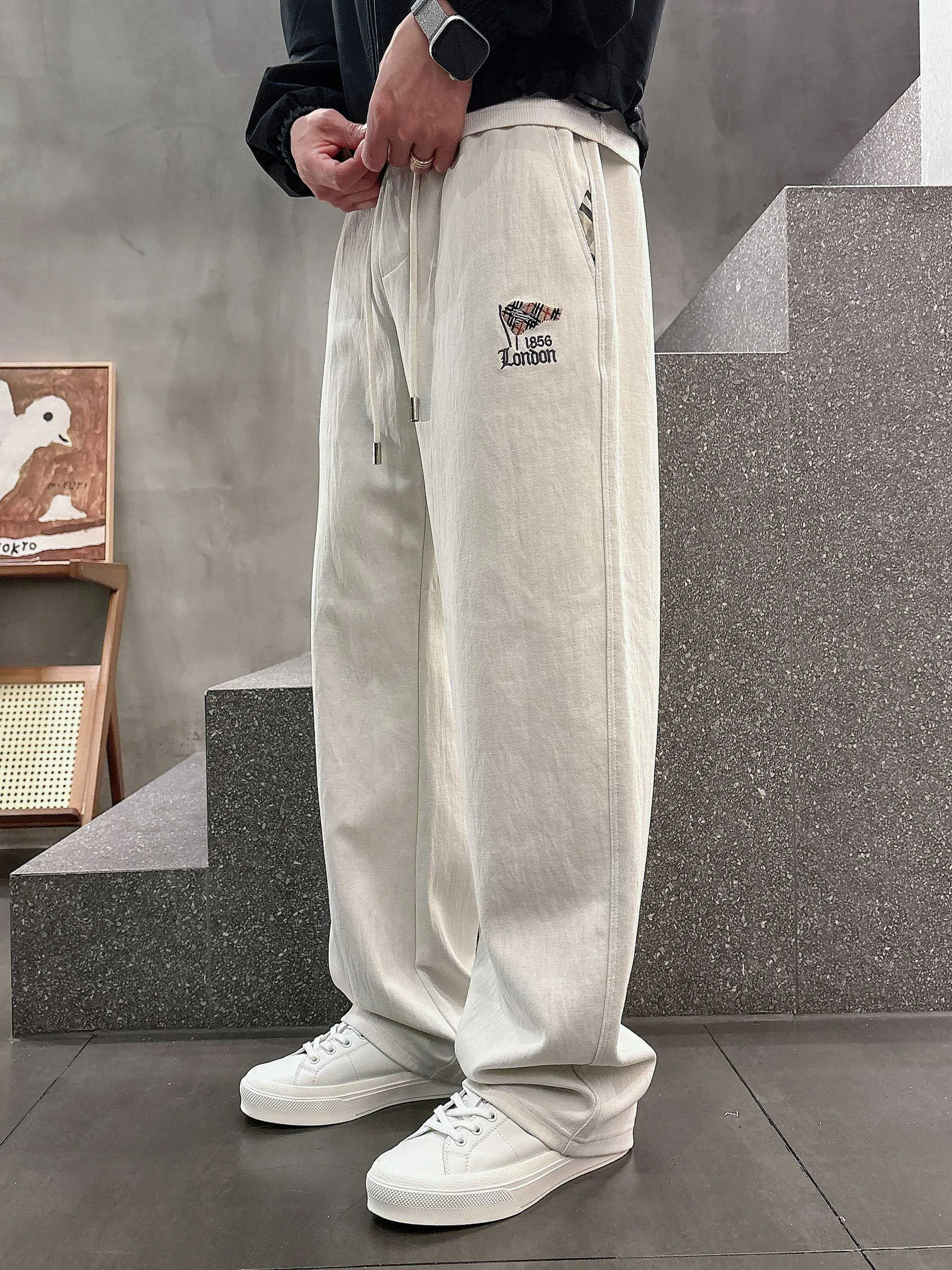 Men's Trousers BURBERRY 18368696
