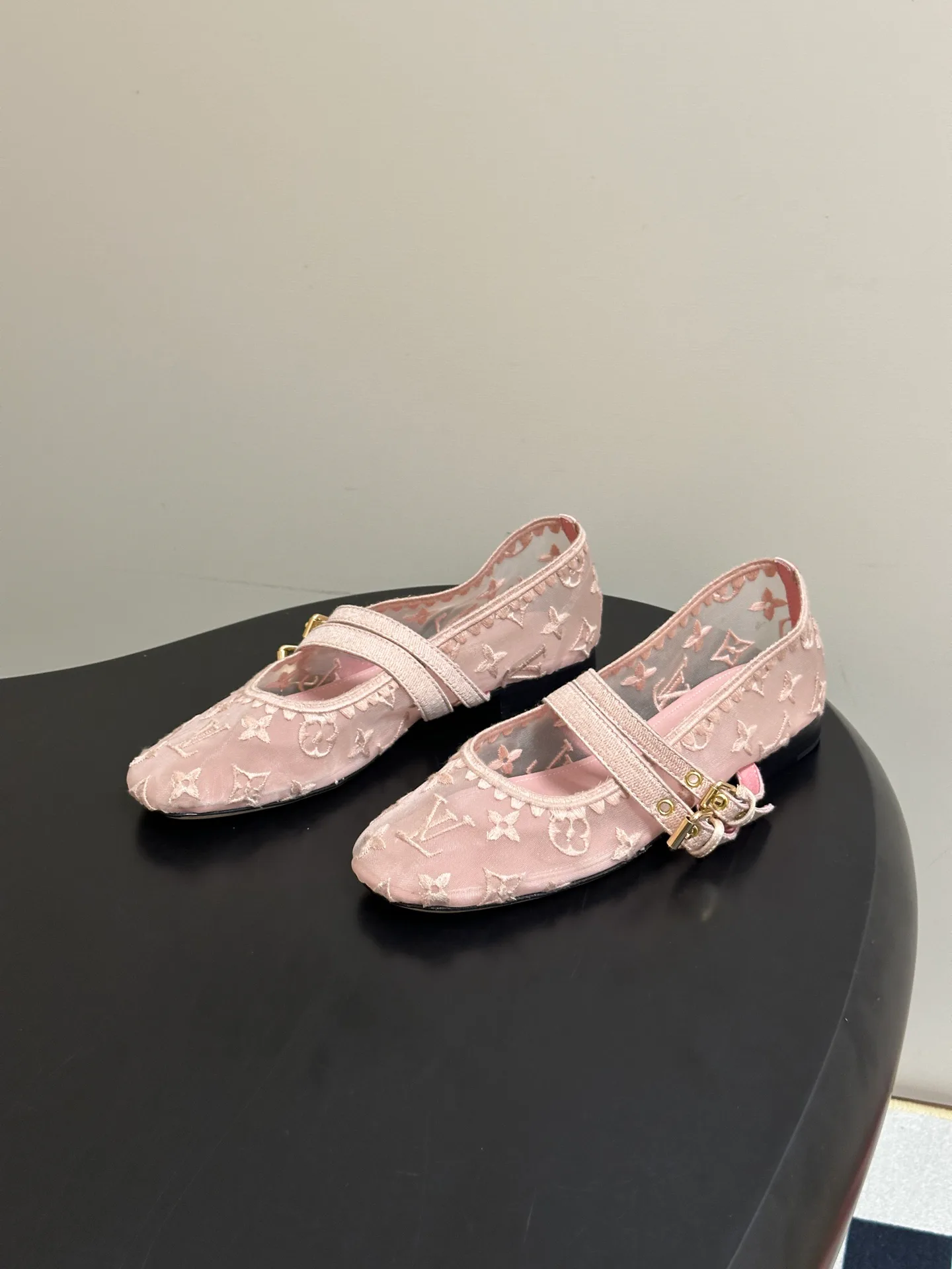Women's Ballet Flats LOUIS VUITTON 18340938