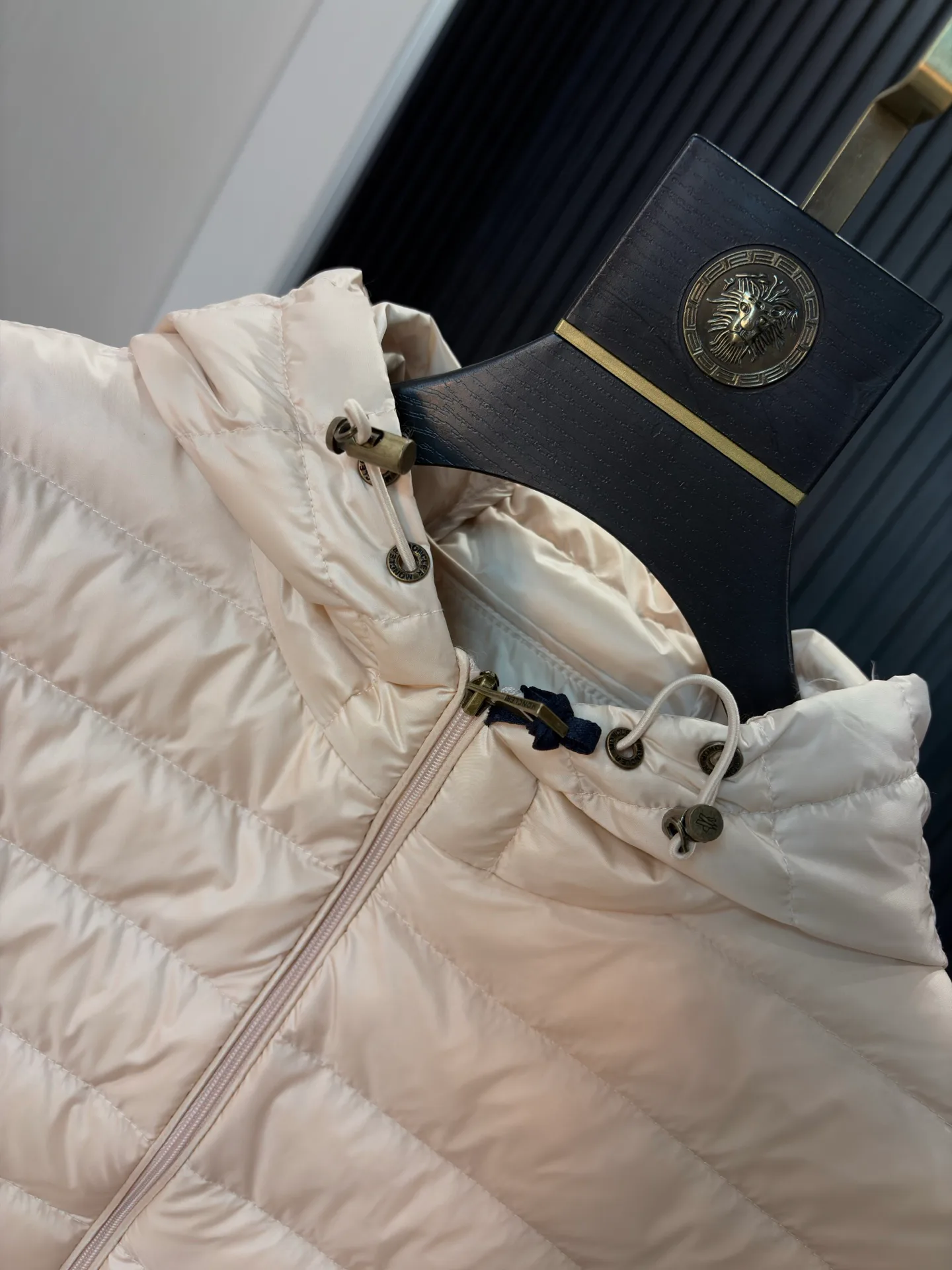 Women's Jackets And Down Jackets MONCLER 18285039