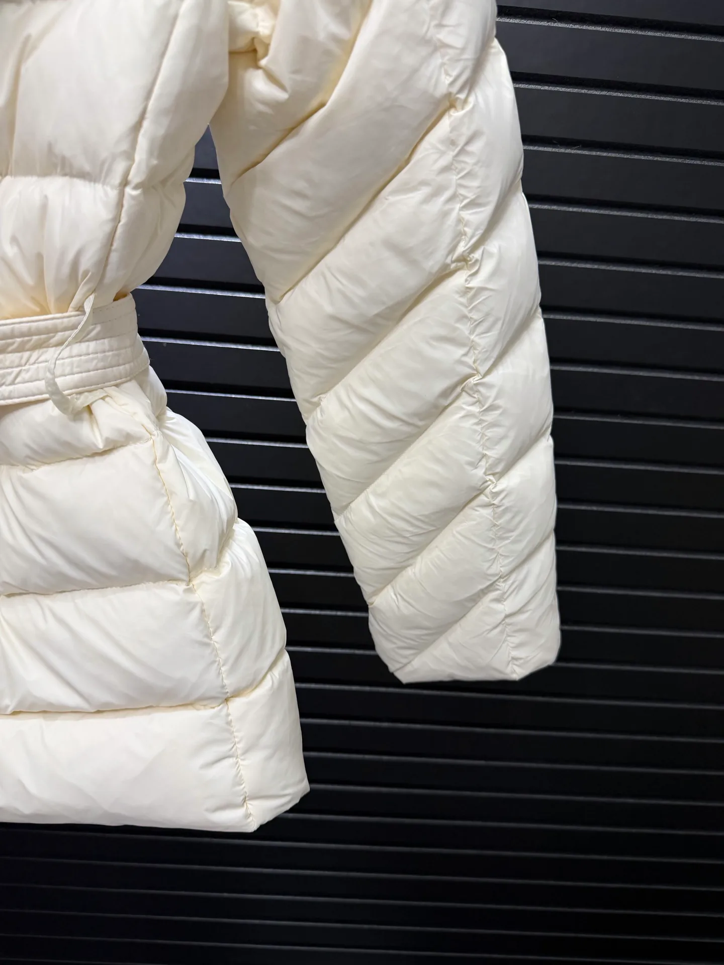 Women's Jackets And Down Jackets MONCLER 17829903