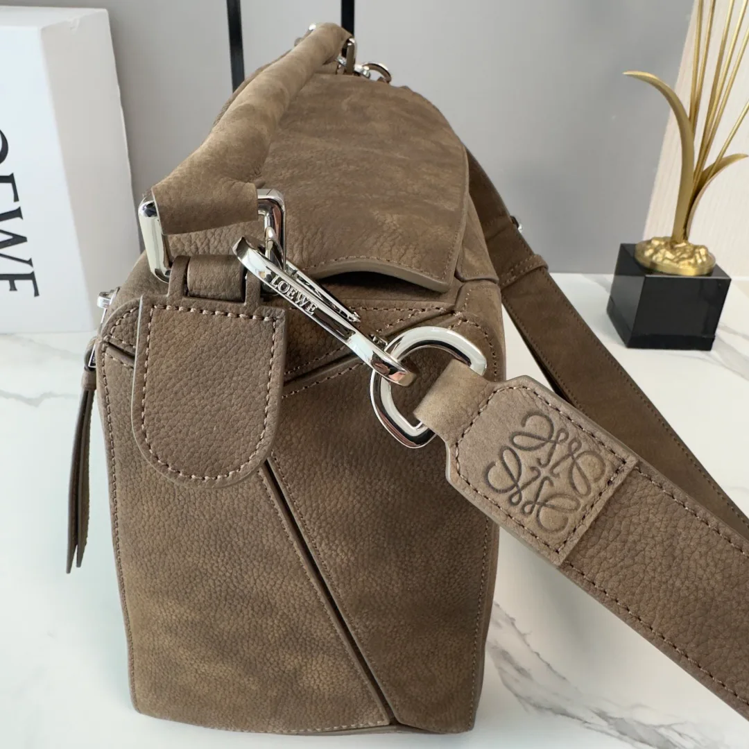 Women's Classic Handbags LOEWE 18030347