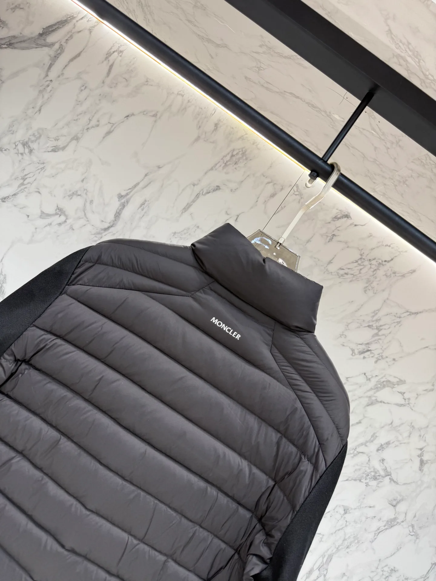 Men's Jackets And Down Jackets MONCLER 18047852