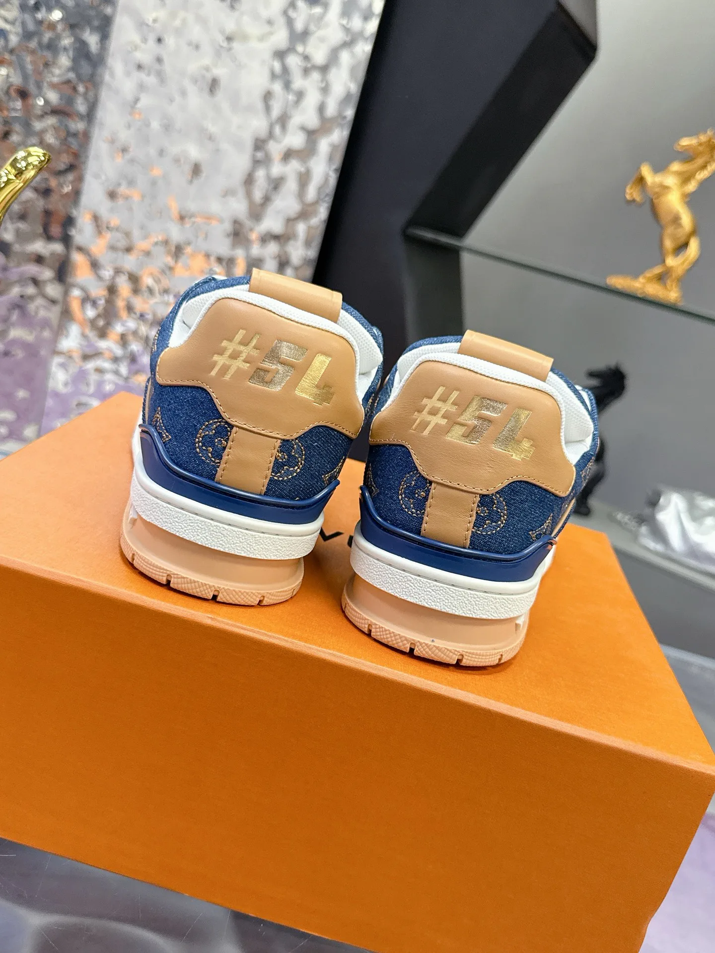 Women's Sneakers LOUIS VUITTON 17930918
