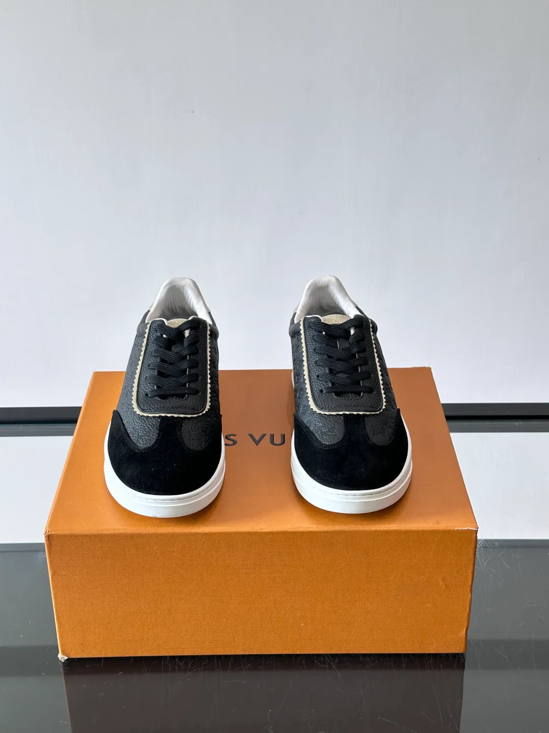 Women's Sneakers LOUIS VUITTON 17689170