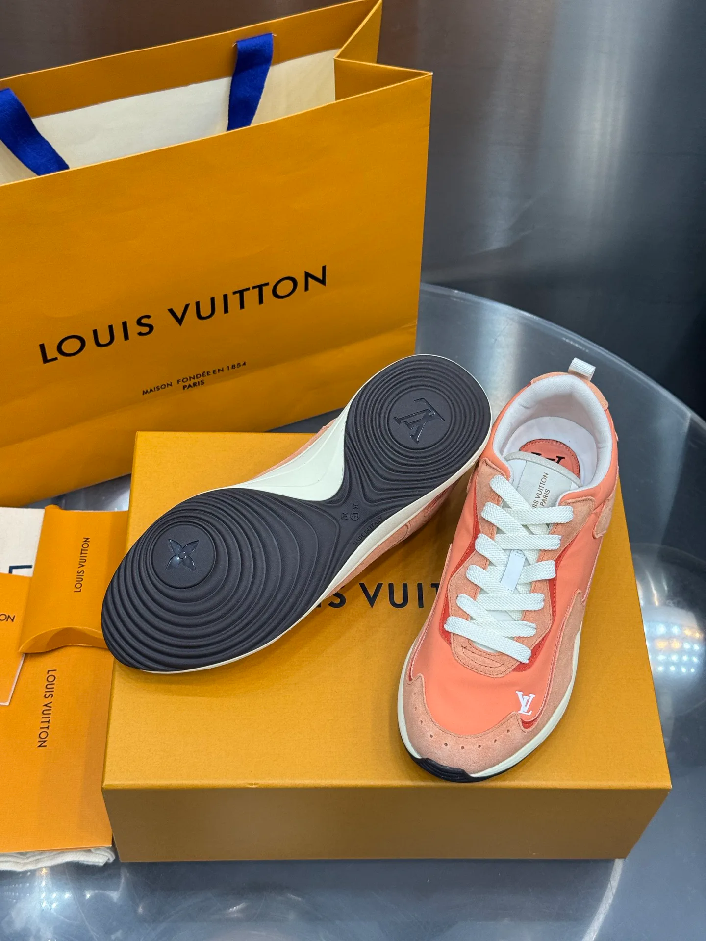 Men's Sneakers LOUIS VUITTON 18202639