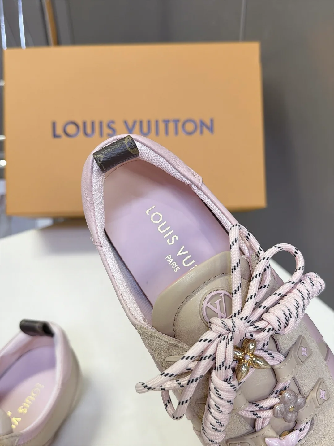 Women's Sneakers LOUIS VUITTON 18005459