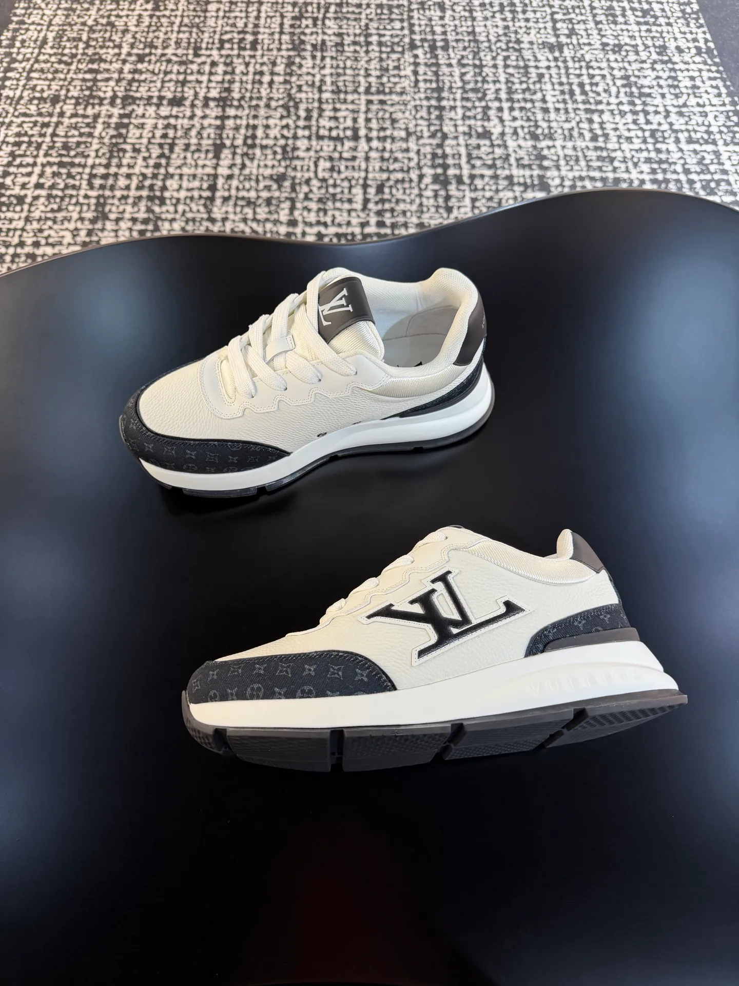 Men's Sneakers LOUIS VUITTON 18039233