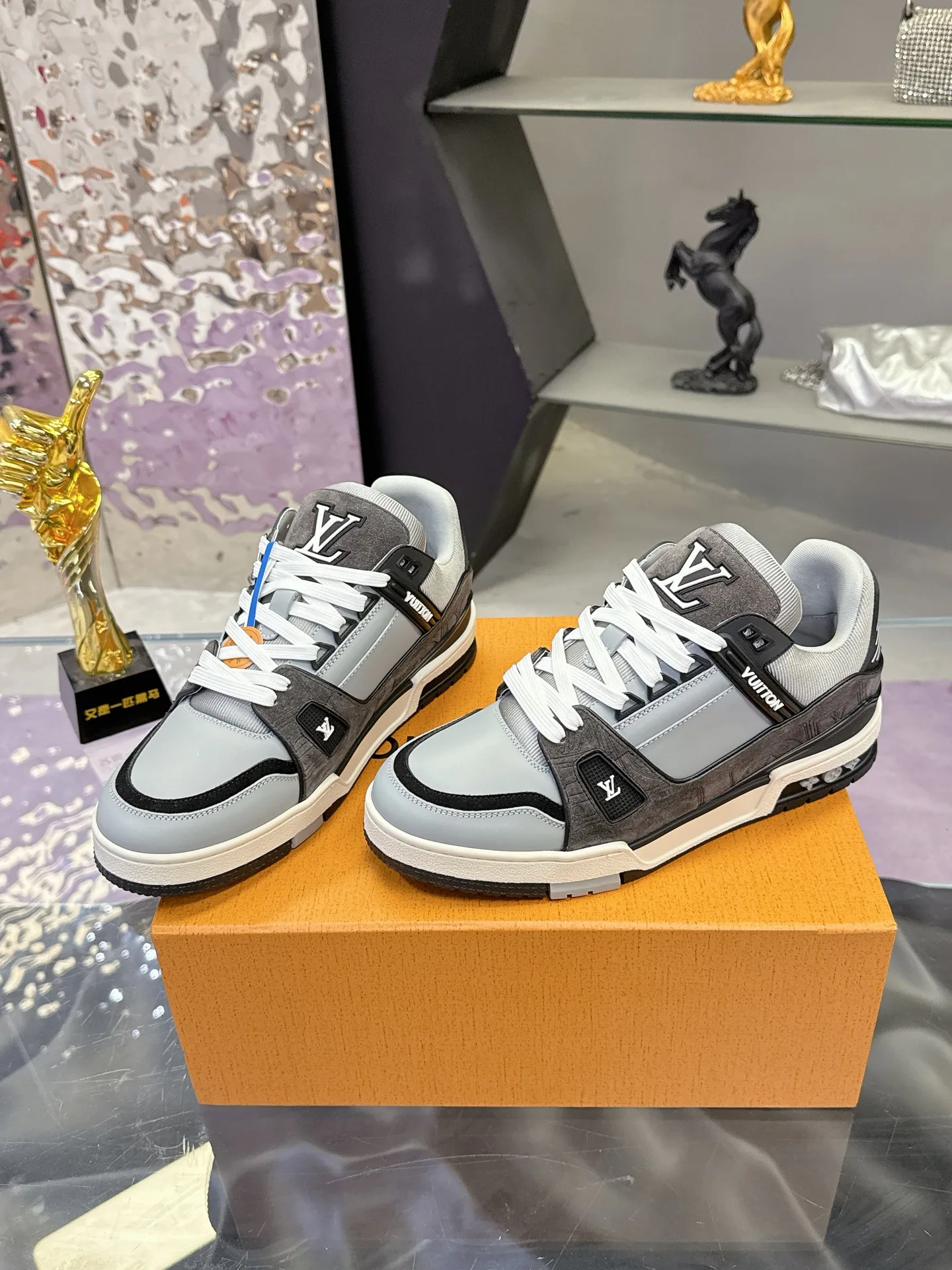 Women's Sneakers LOUIS VUITTON 17930926