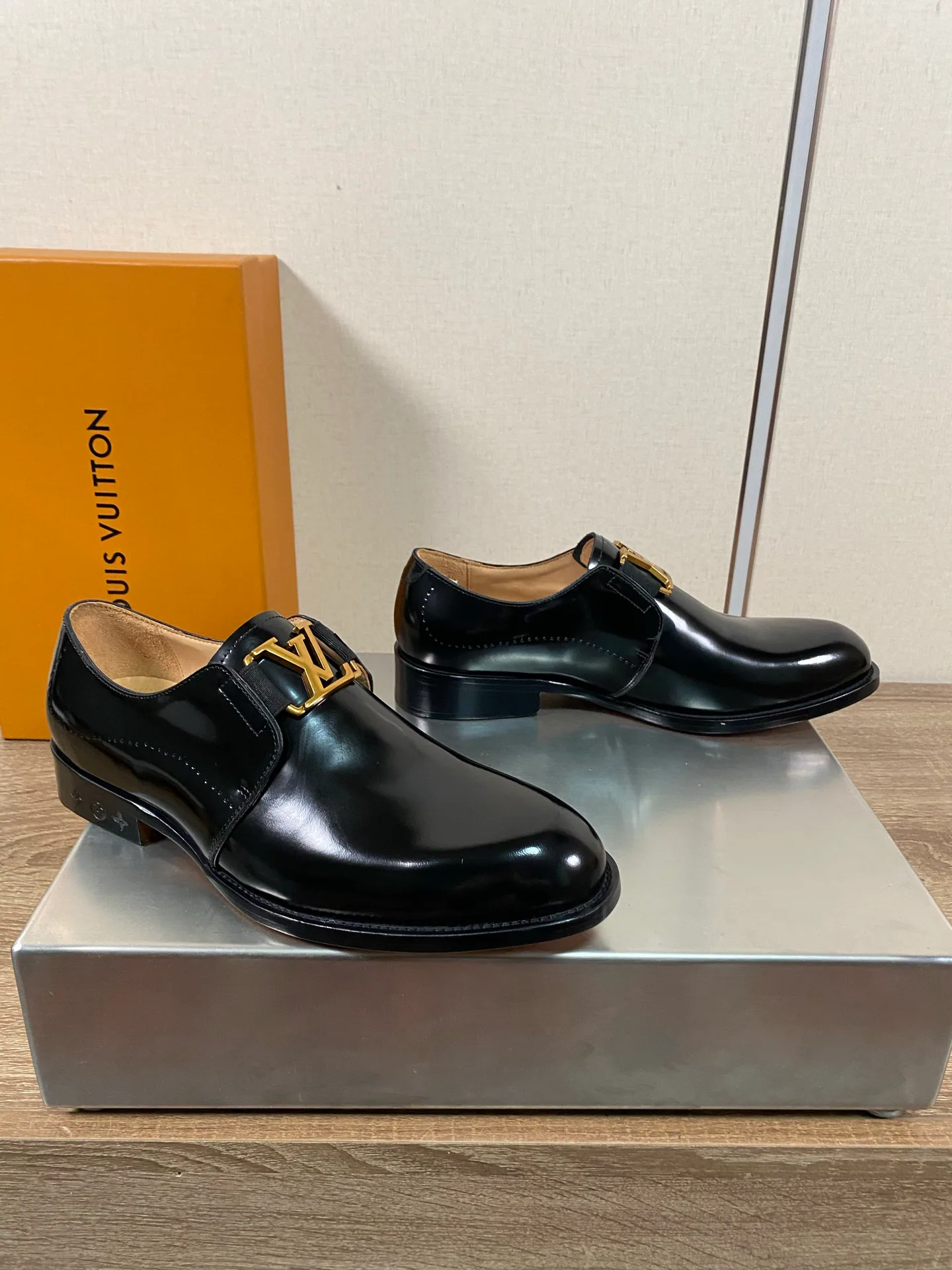 Men's Loafers And Dress Shoes LOUIS VUITTON 18078690