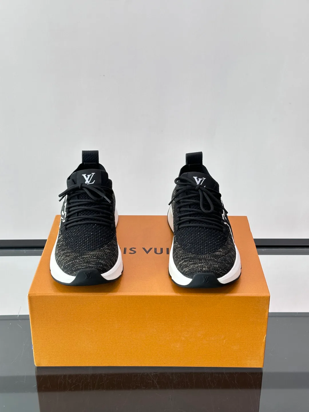 Men's Sneakers LOUIS VUITTON 18102384