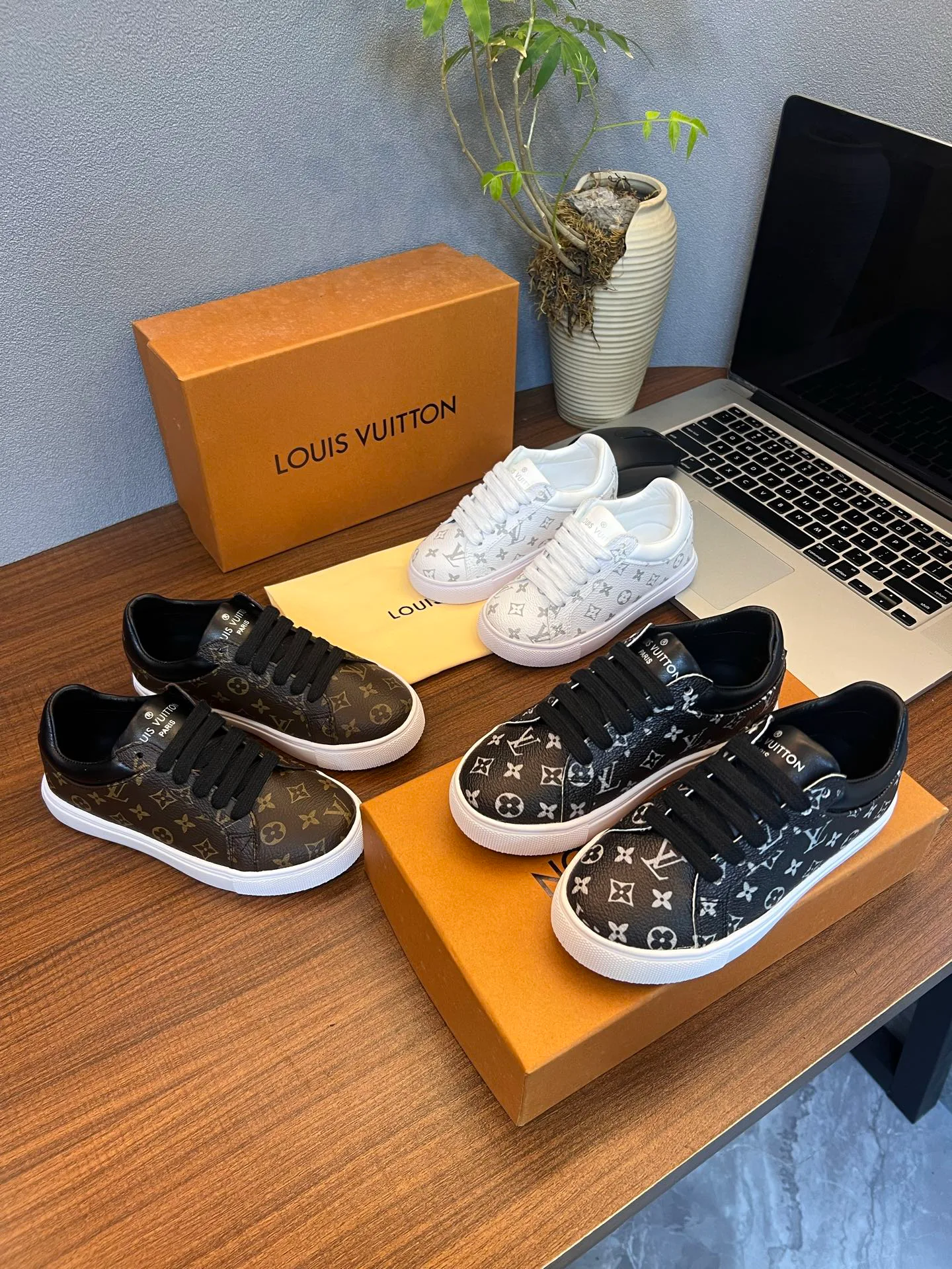 Women's Sneakers LOUIS VUITTON 18077535