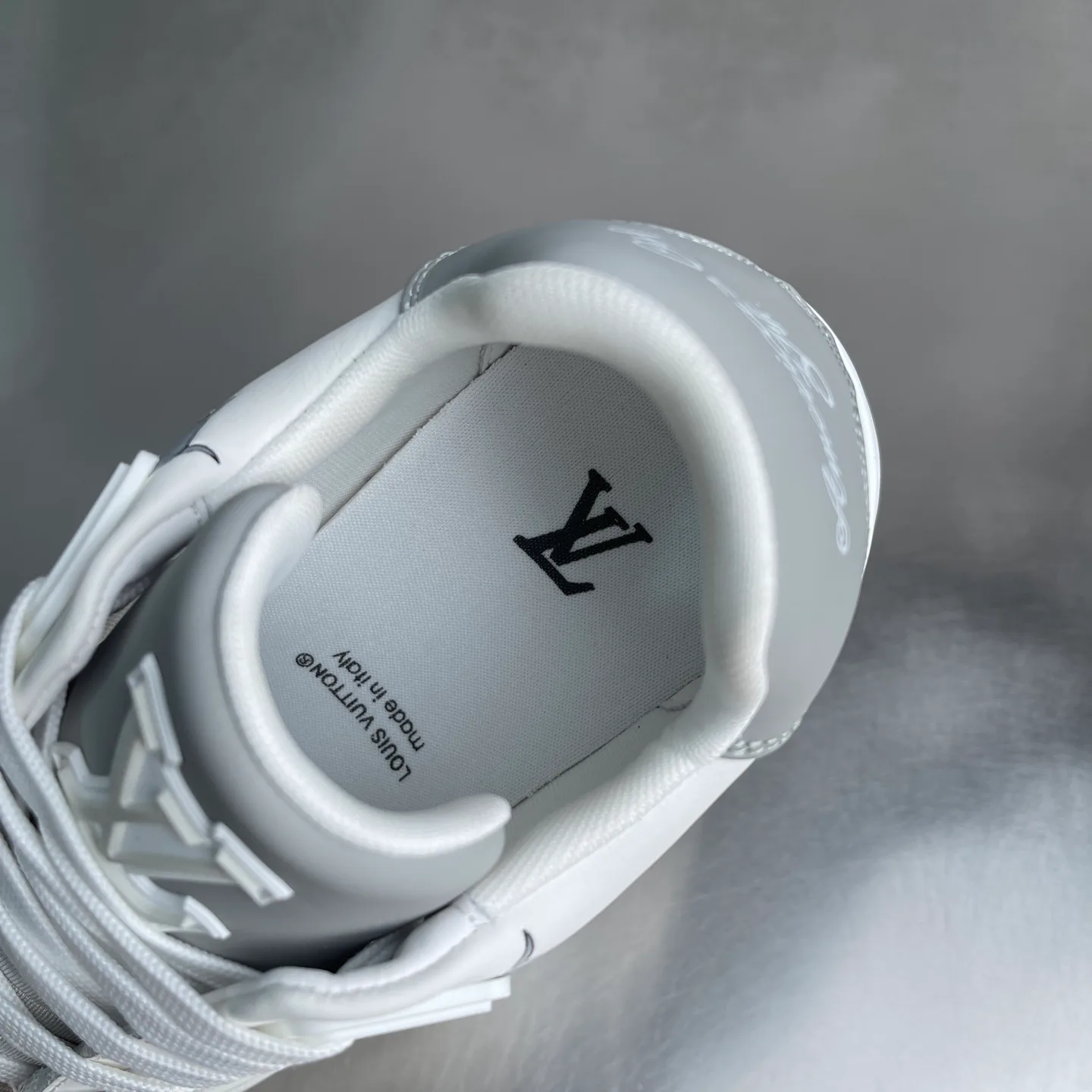 Men's Sneakers LOUIS VUITTON 18437394
