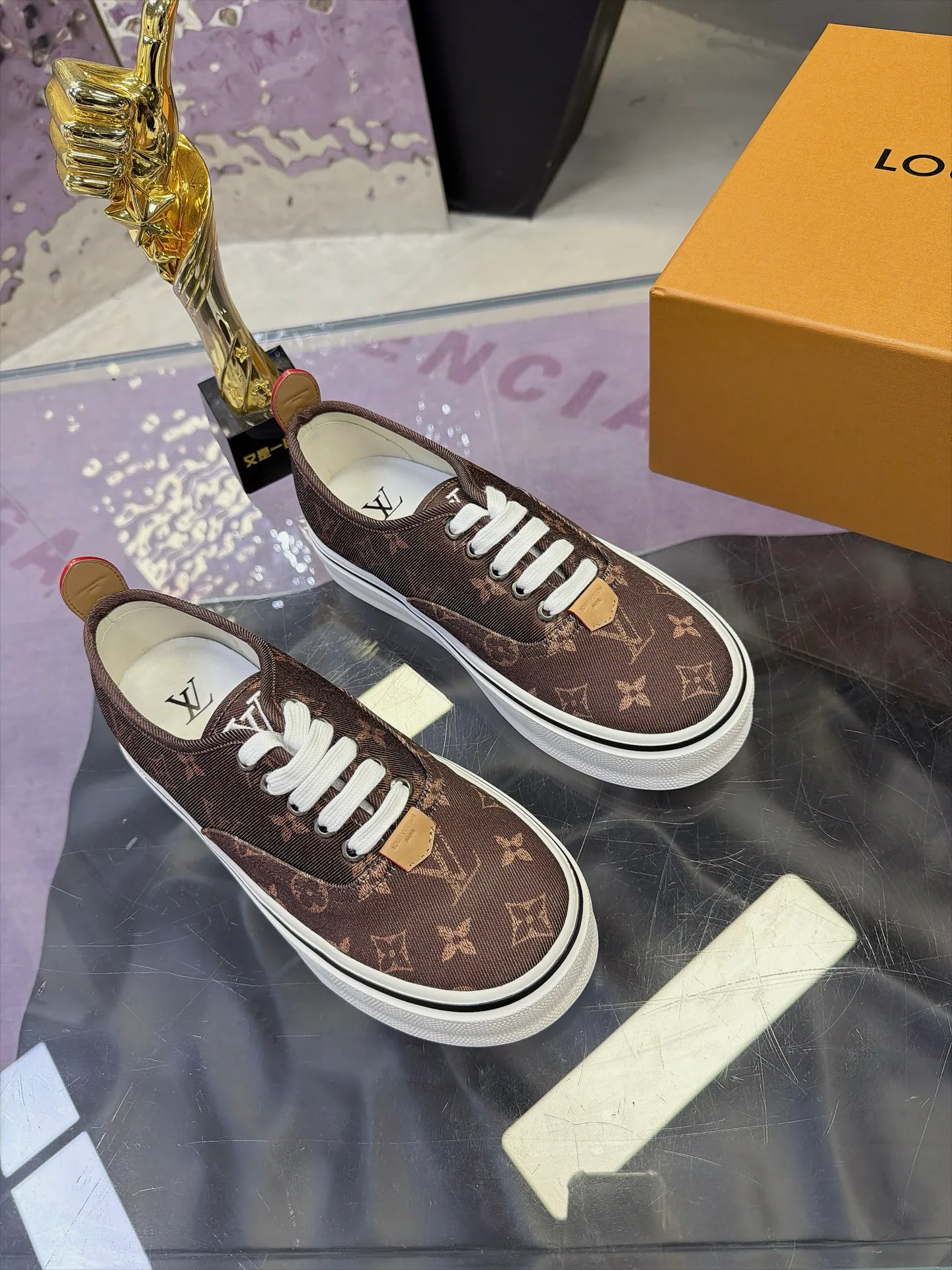 Men's Sneakers LOUIS VUITTON 17930902
