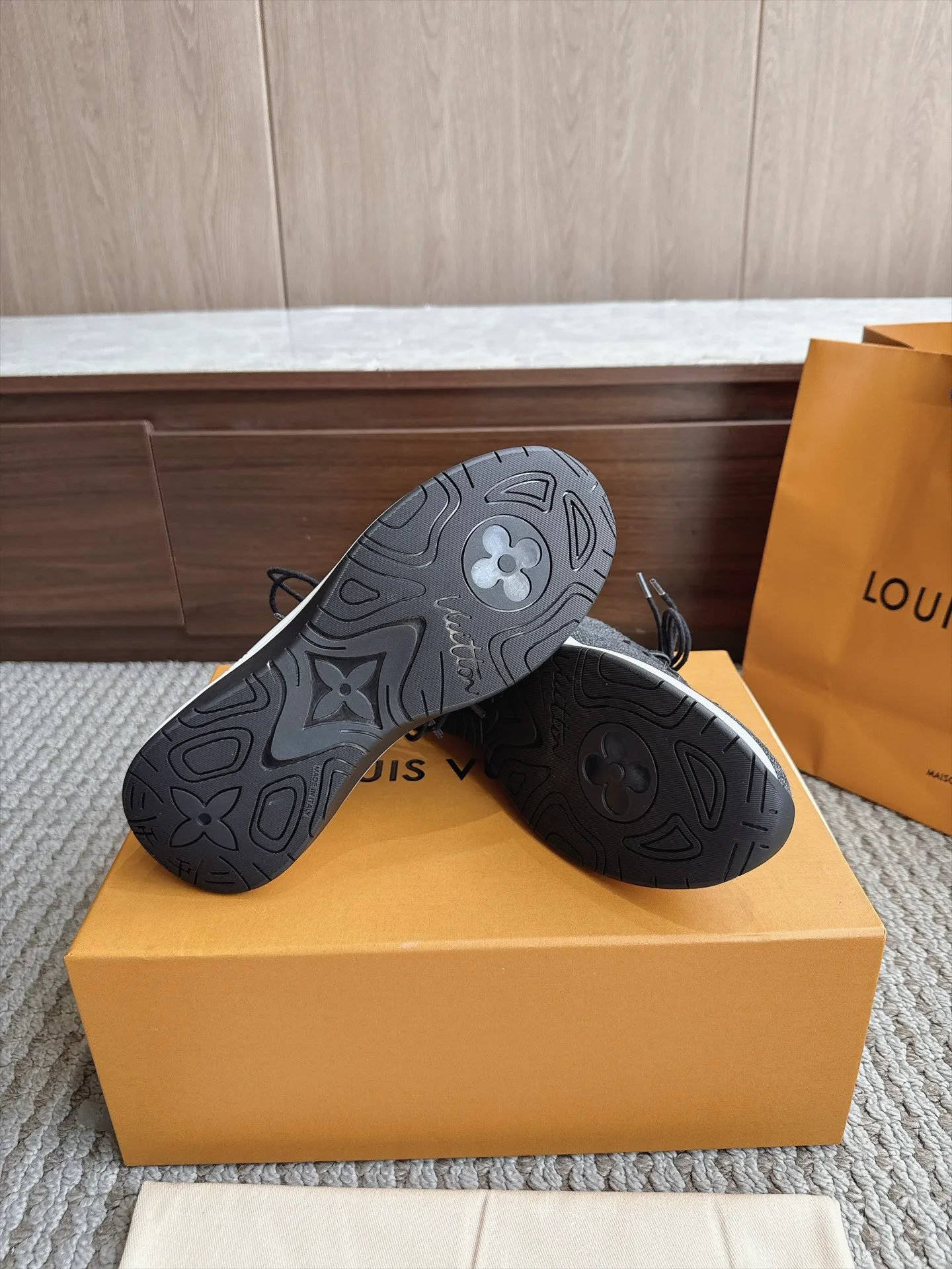 Women's Sneakers LOUIS VUITTON 18333246
