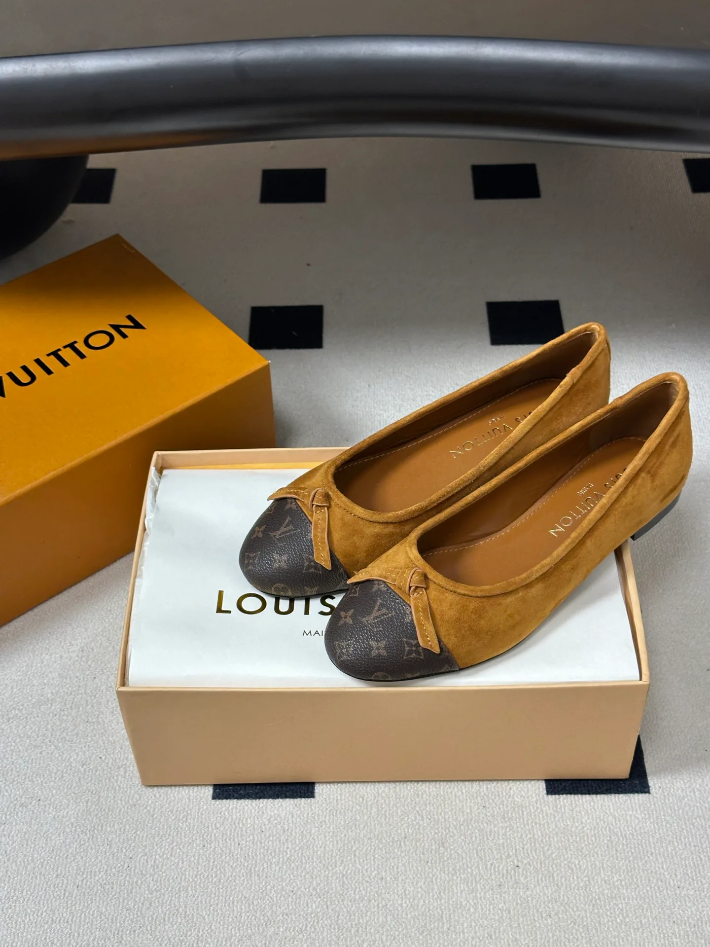 Women's Ballet Flats LOUIS VUITTON 18049407