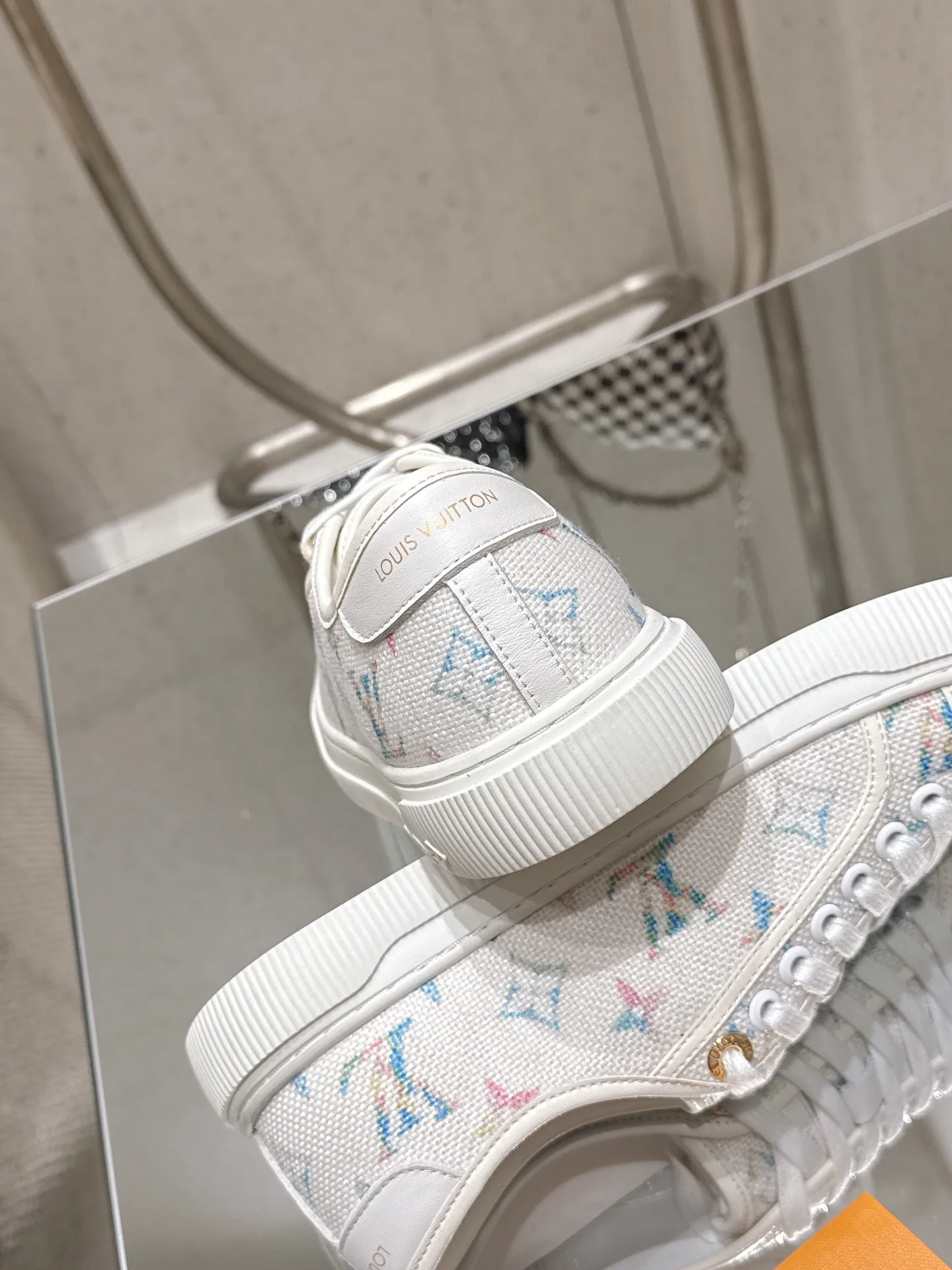 Women's Sneakers LOUIS VUITTON 18543572