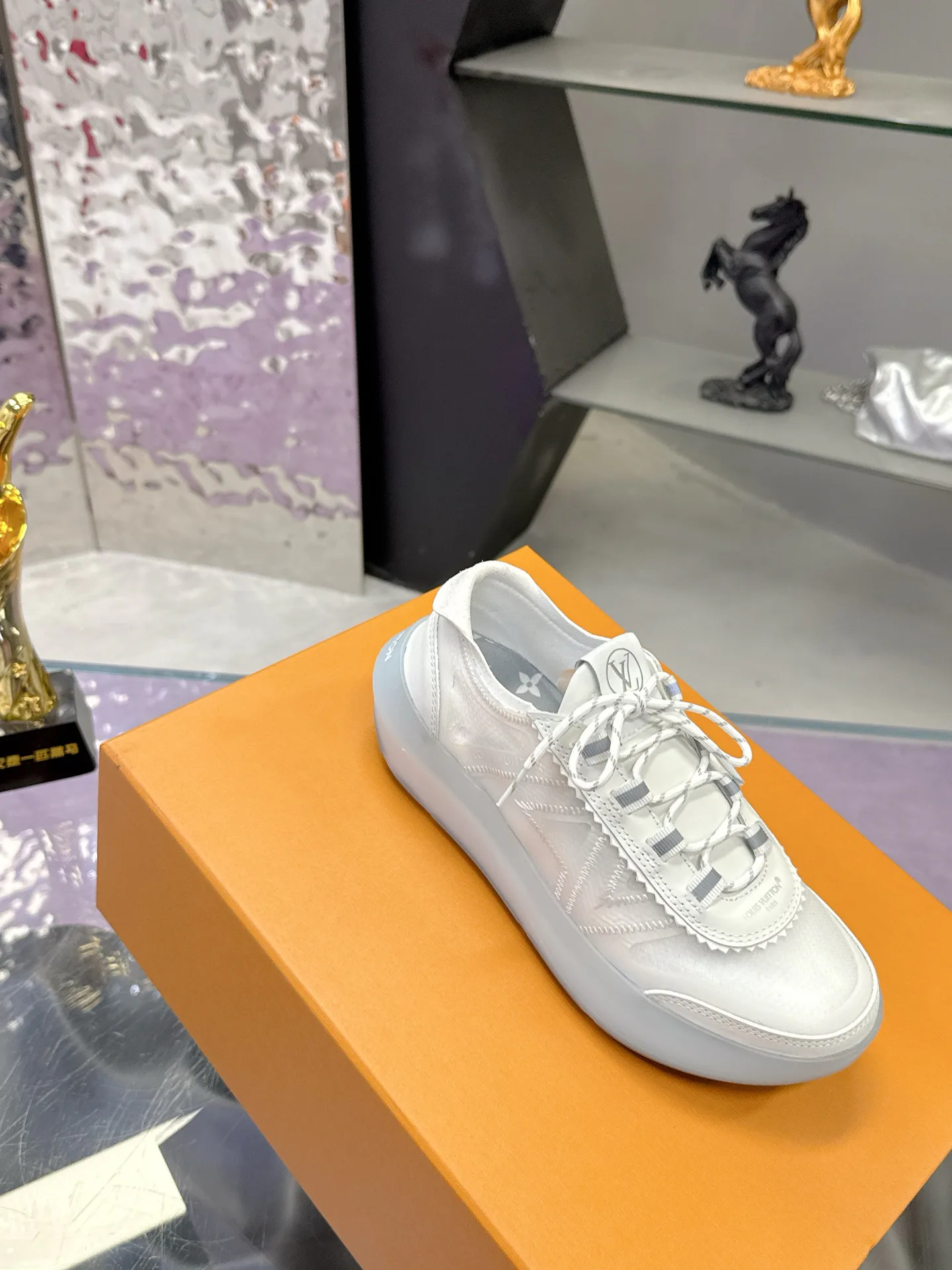 Women's Sneakers LOUIS VUITTON 17368529