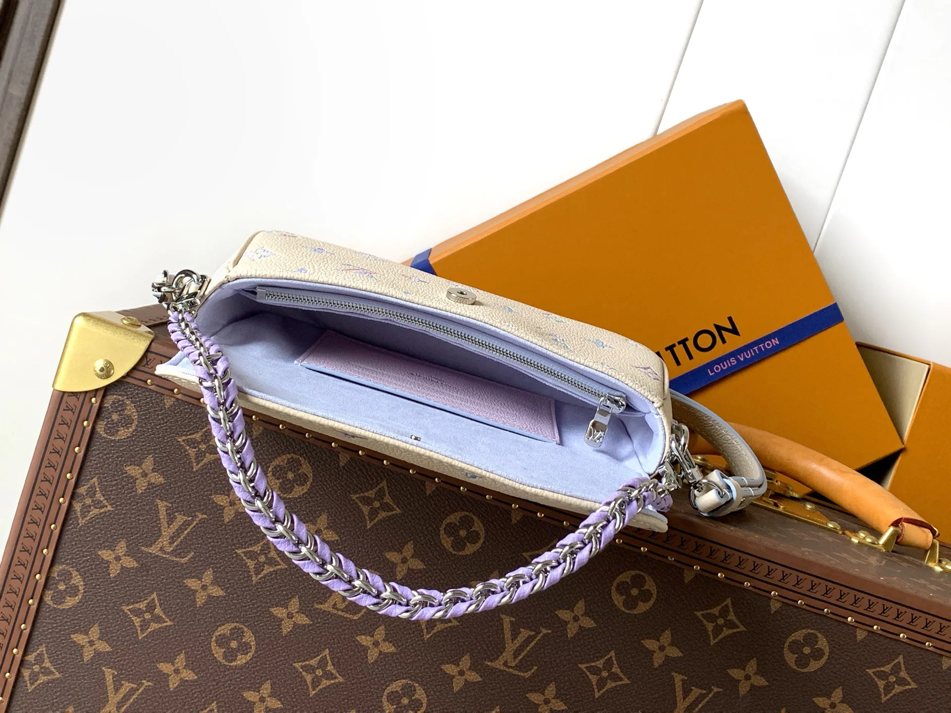 Women's Shoulder Bags LOUIS VUITTON 17949173