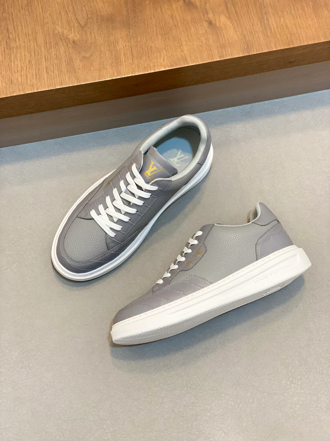 Men's Sneakers LOUIS VUITTON 18265108