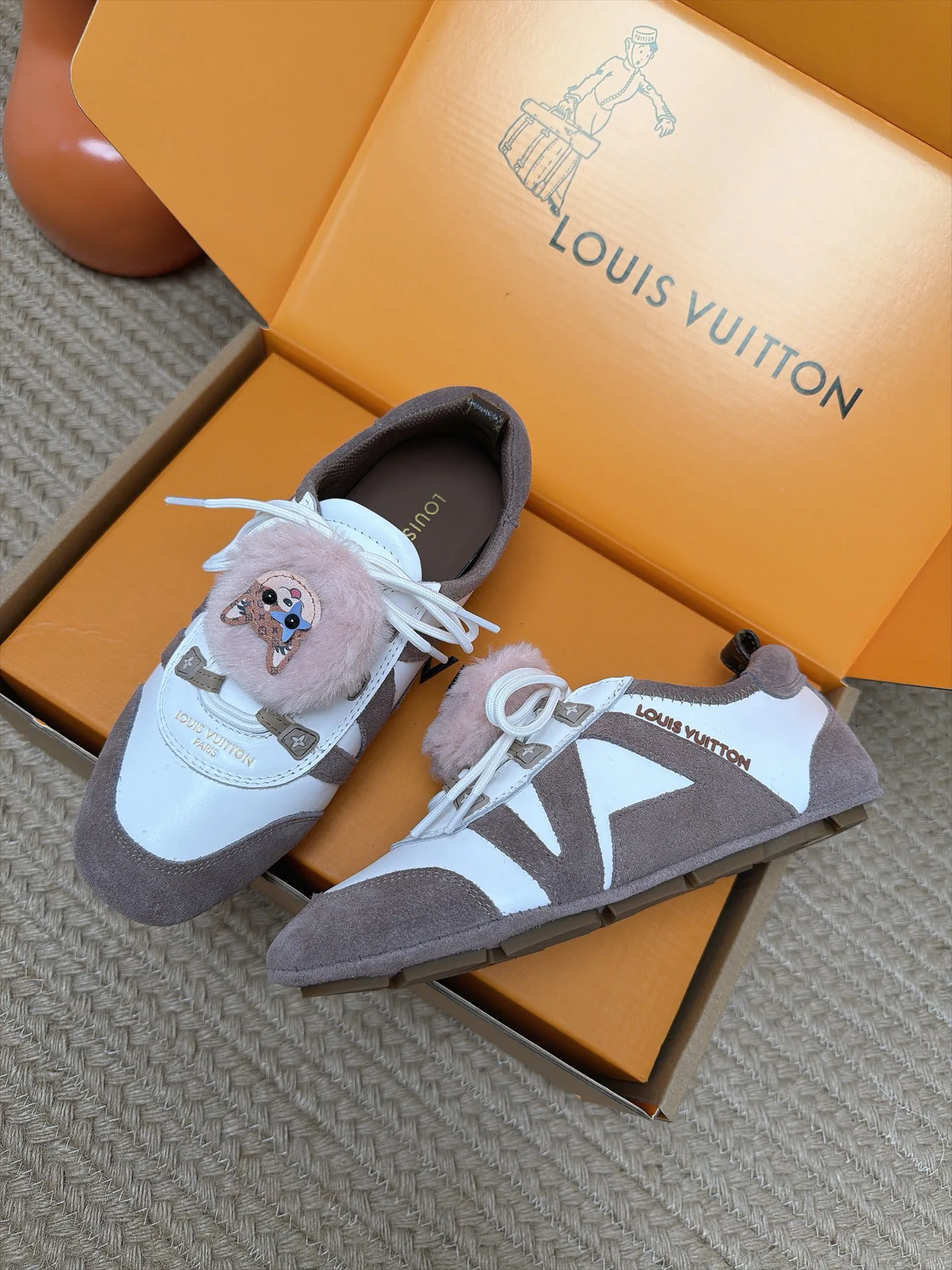 Women's Sneakers LOUIS VUITTON 18063008