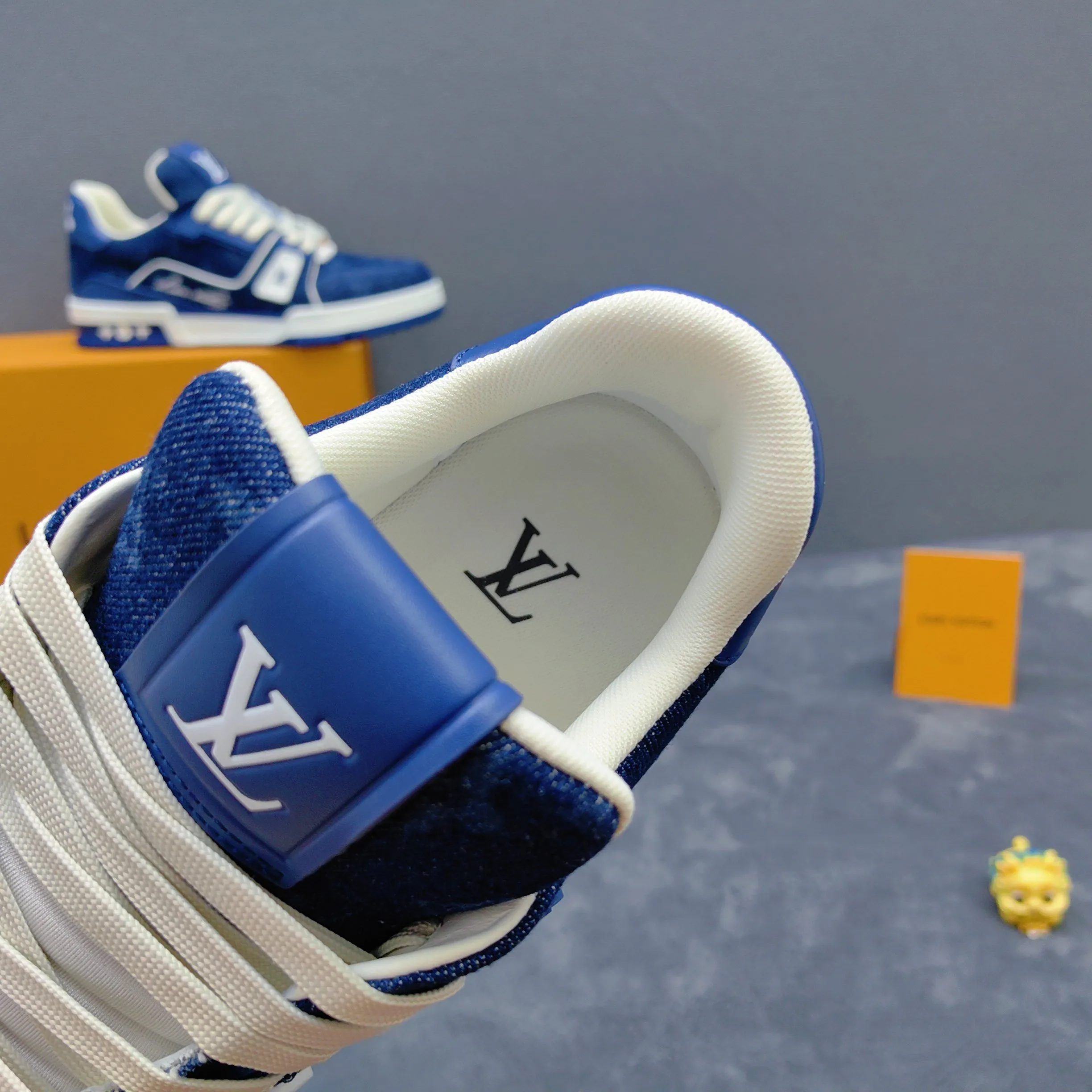 Women's Sneakers LOUIS VUITTON 17957146
