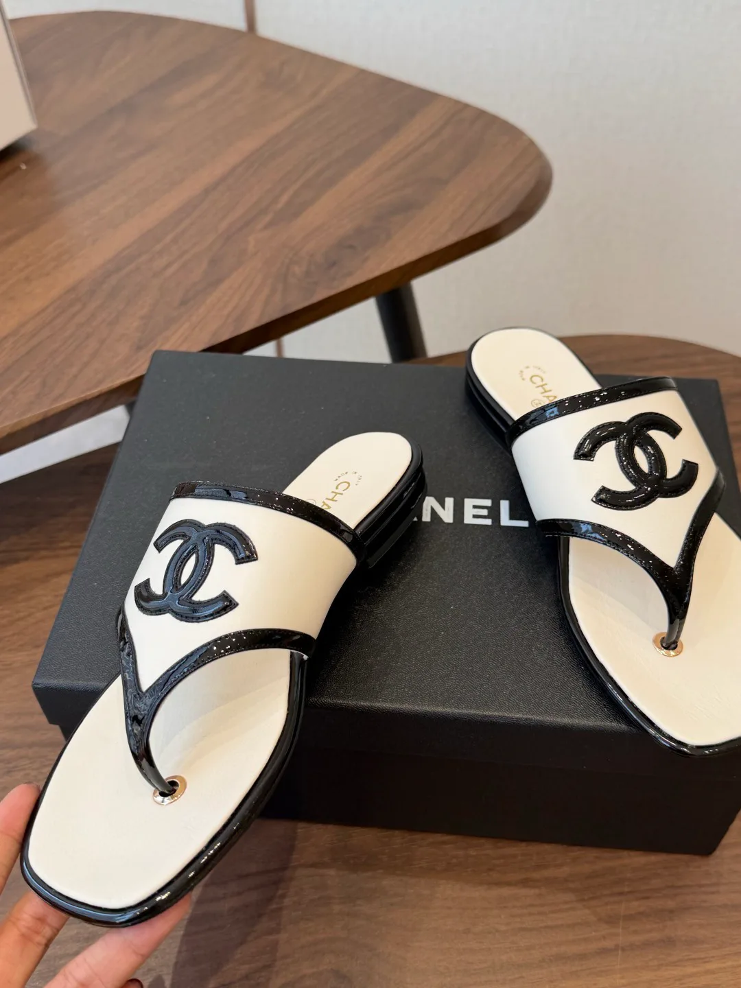 Women's Flip-Flops CHANEL 17829795