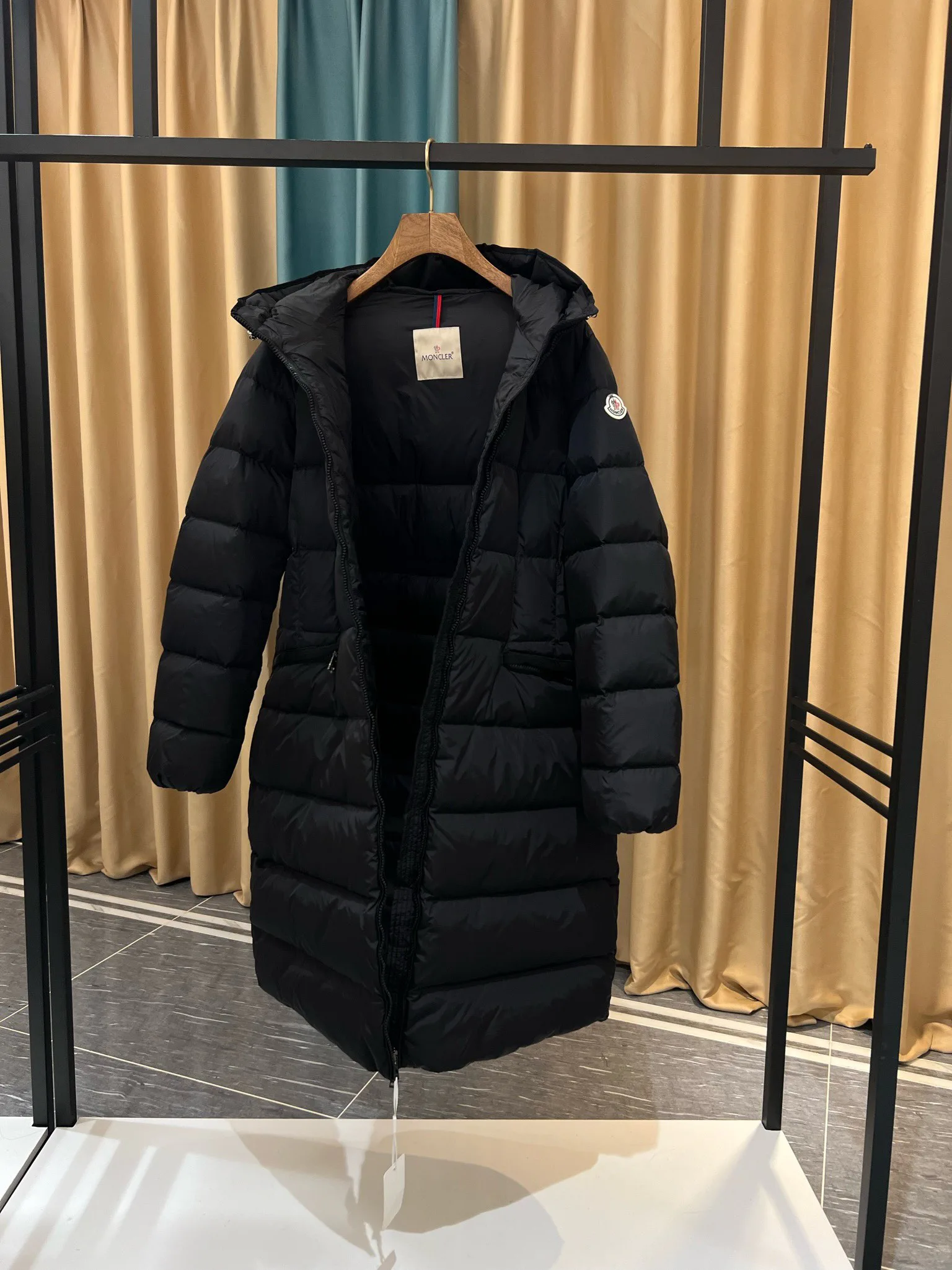 Women's Jackets And Down Jackets MONCLER 18111548
