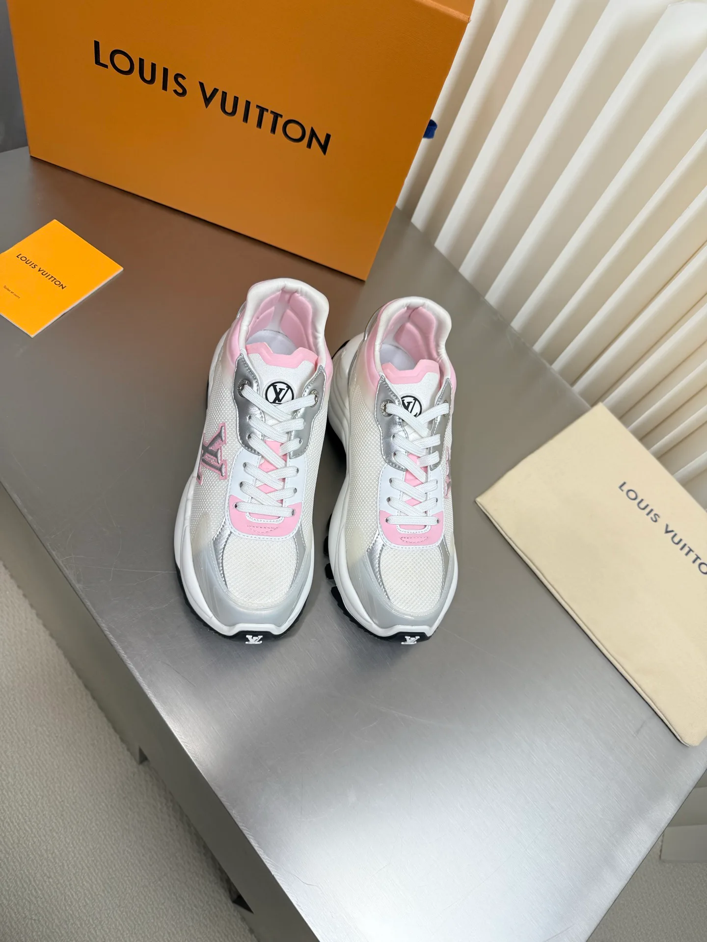 Women's Sneakers LOUIS VUITTON 17873179