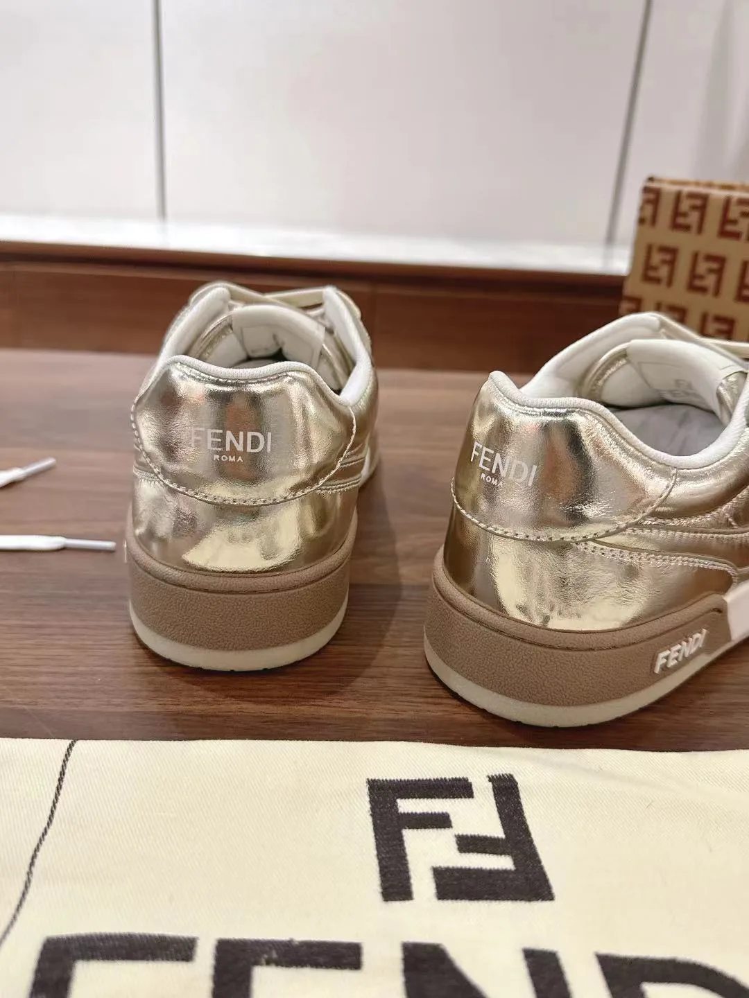 Women's Sneakers FENDI 18219553