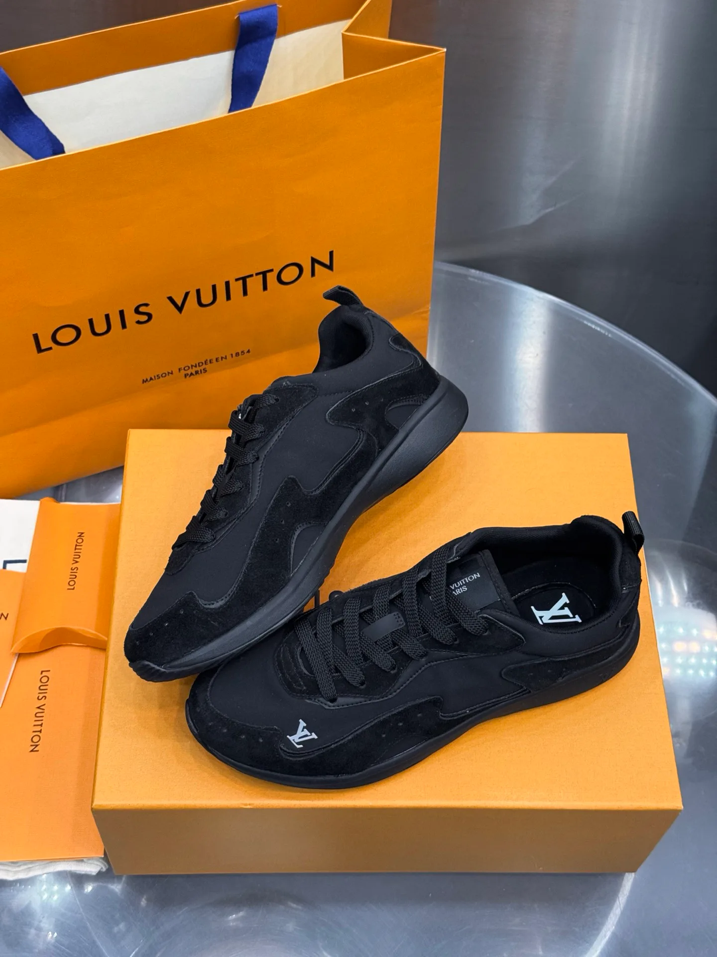 Men's Sneakers LOUIS VUITTON 18202637