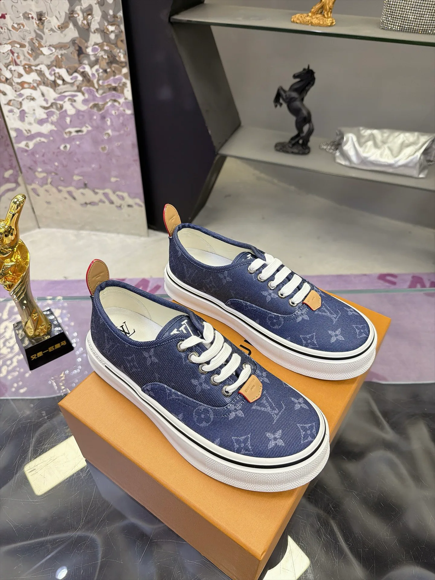 Women's Sneakers LOUIS VUITTON 17930905
